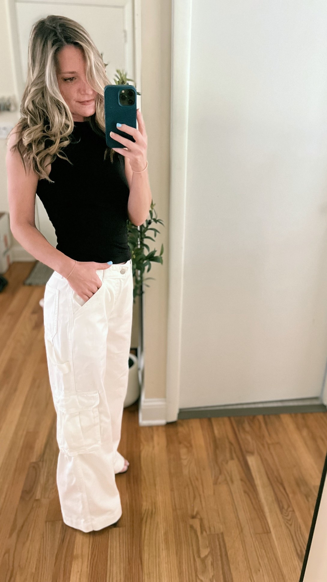 These pants in white and currently ordering in the denim. There’s something about the fit of these. Black top by Commense size xs.



#LTKPetite #LTKFindsUnder50