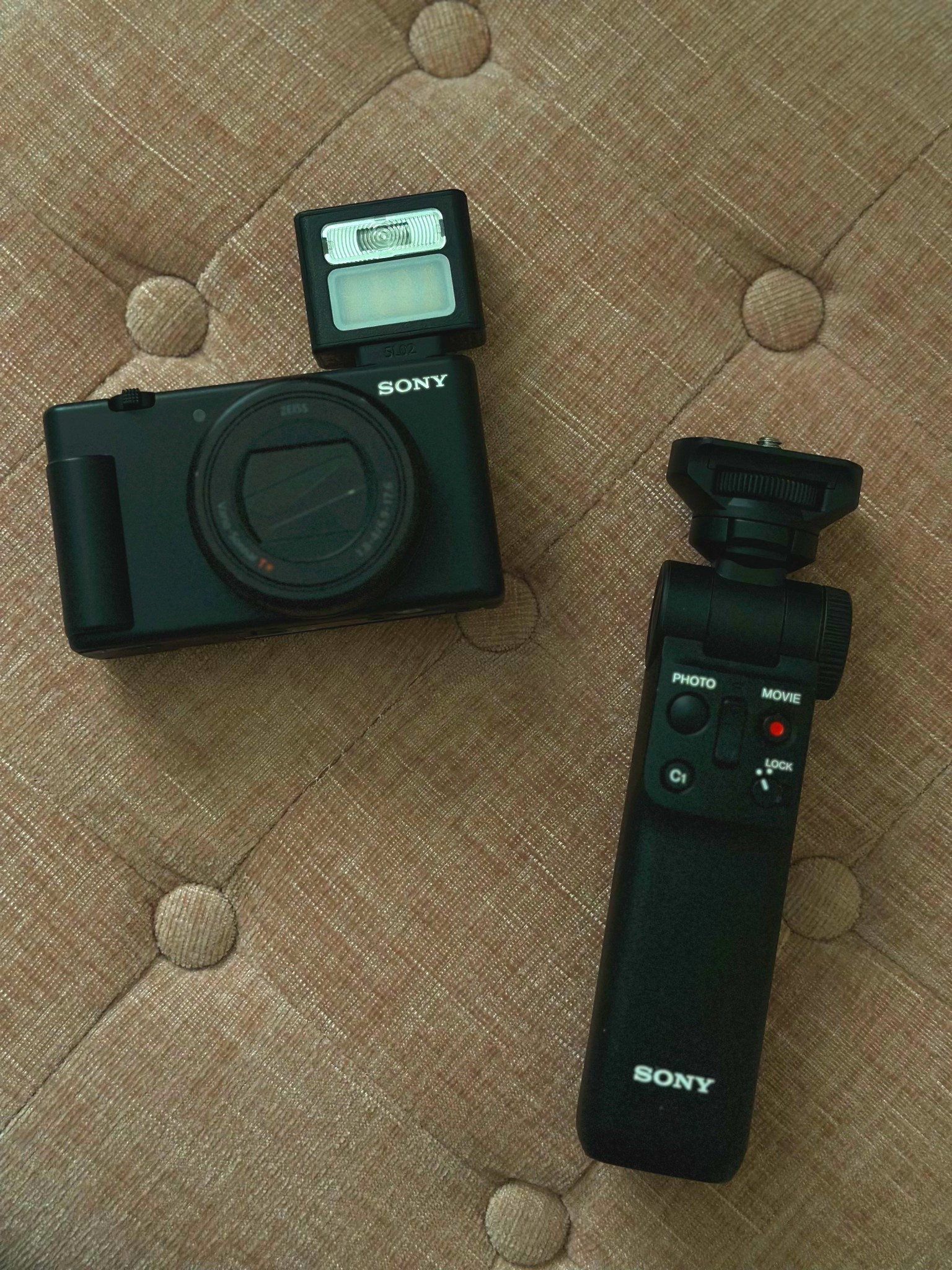 Sony ZV1 comparable flash
