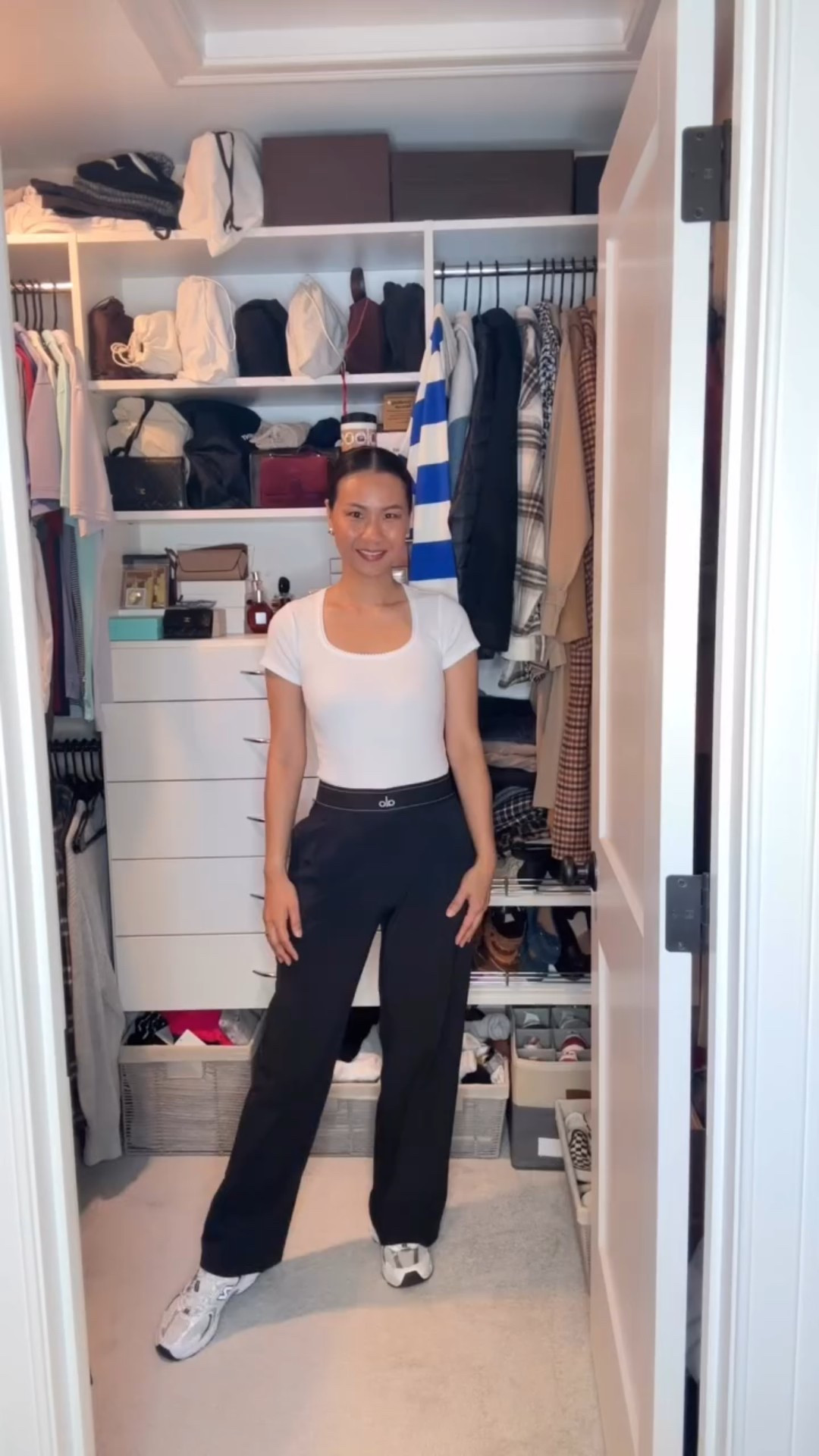 “Neutral tones. Strong energy.”
Head-to-toe in @alo and loving the way this fit moves with me. Simplicity is a style statement.

Tops: alo Ribbed En Pointe Tank & 
alo Ribbed Sea Coast Tee 
Bottom: 30” INSEAM alo Suit Up Trouser (Regular)
Shoes: NB530

Save this post for your next ‘don’t know what to wear’ day.

#AloYoga #ClosetGoals #OOTD #AthleisureVibes #CleanStyle #MinimalLook #RinStyle #SelfCareInStyle #aloSuitUpTrouser