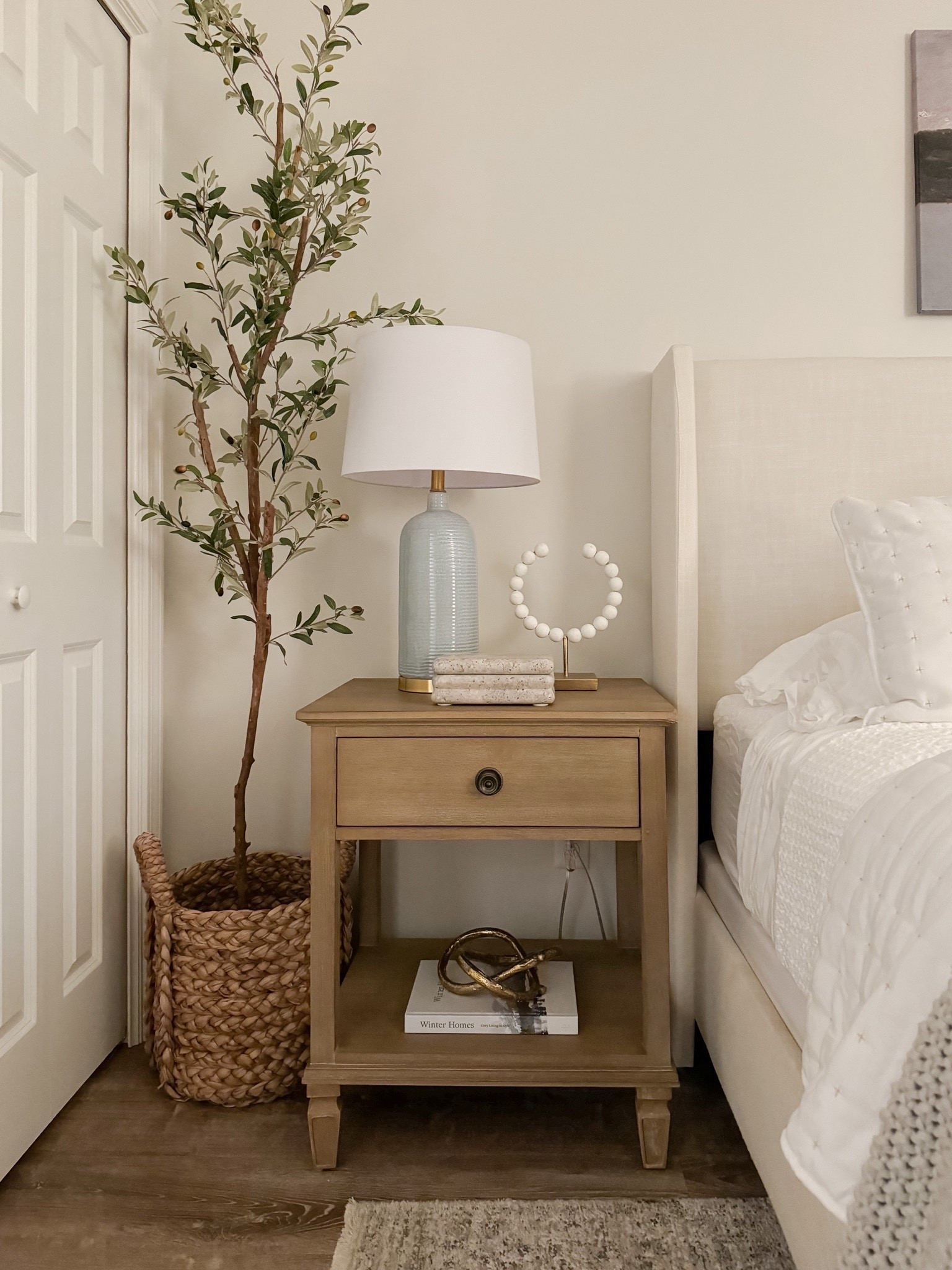 Coastal Bedroom Design

Home design  Modern home  Home decor  Bedroom design  Bedroom inspo  Bedroom finds  Bed Decor  

Upholstered bed, vintage bench, pottery barn bedding, wall art, nightstand 

#LTKHome