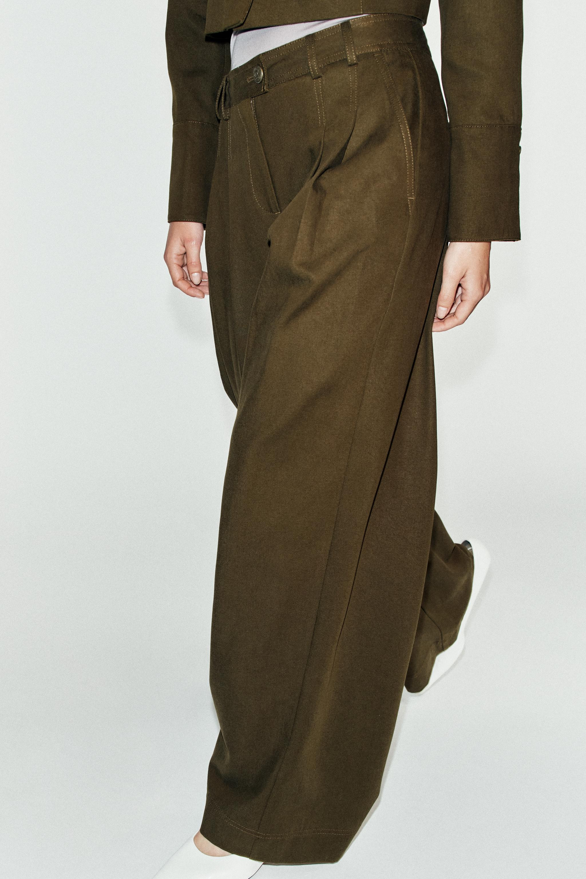 Gr\u00f6\u00dfe des Models: 178 cmHigh-Waist-Hose mit Vorderfalten. Vordere Taschen und falsche P... | Zara DE