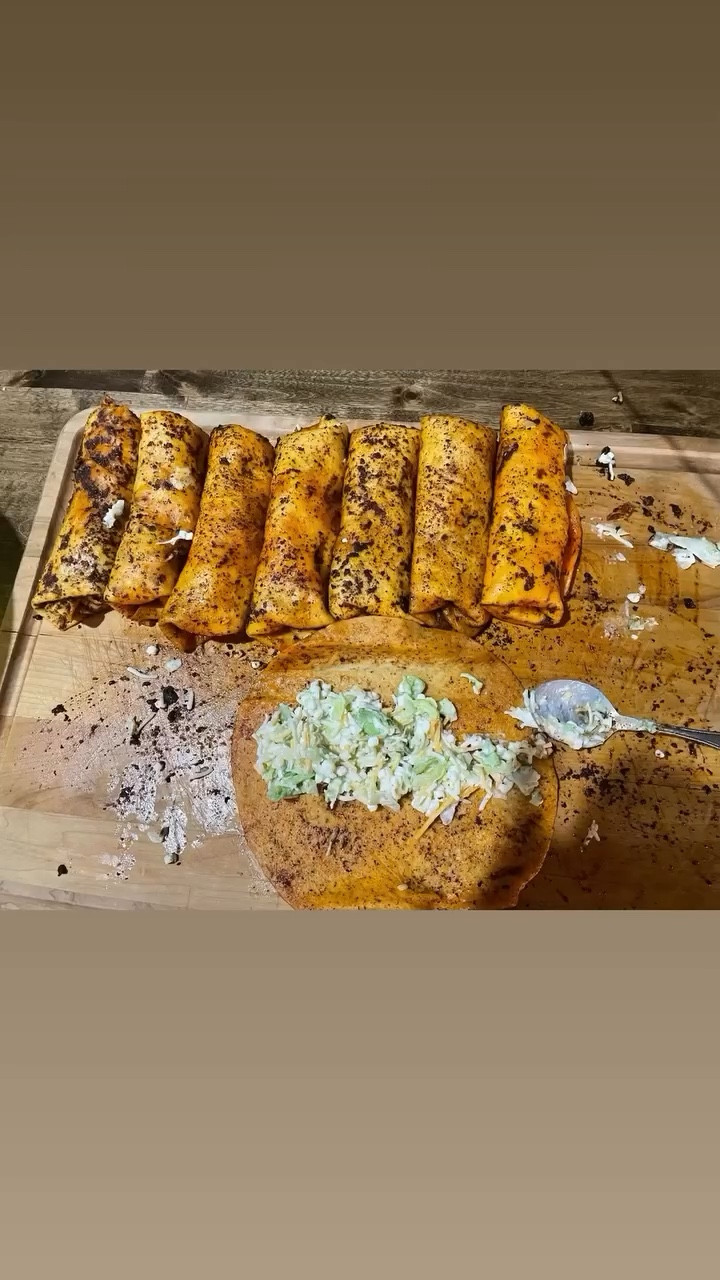 🔔Let’s Make my moms enchiladas!! These are NOT your regular enchiladas and you won’t need any meat or beans!!! Yep!!! 
All ingredients were bought with my @walmart app and delivered Free to my house!!! 🏡