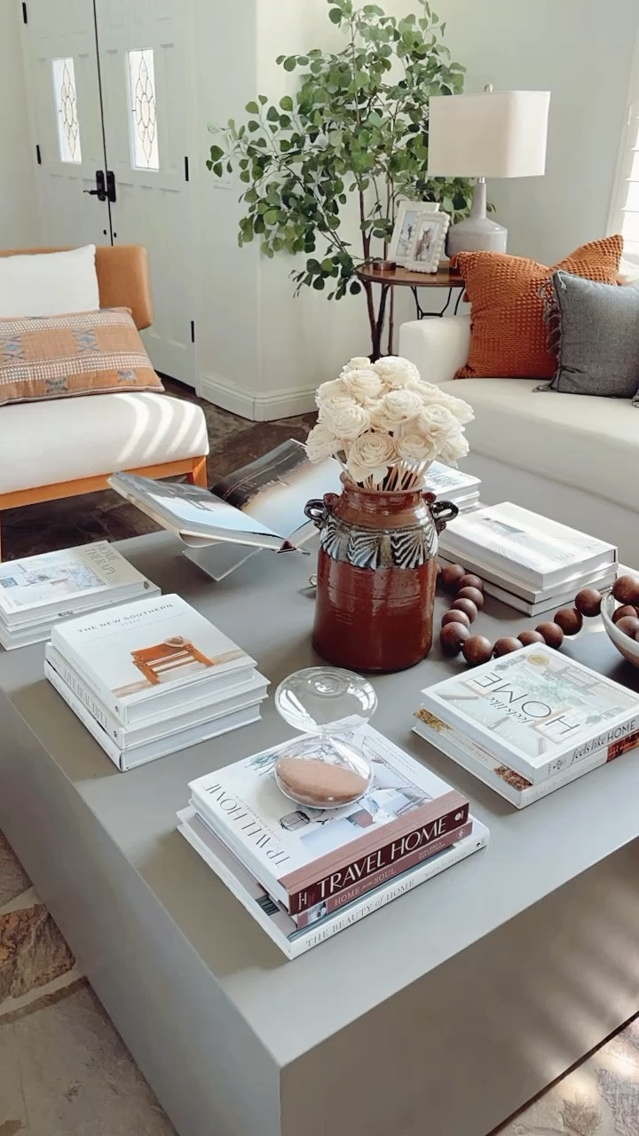 This hour glass really looks great everywhere! Such a pretty piece for the coffee table. 🙌🏻

#coffeetabledecor

#LTKHome #LTKFindsUnder50 #LTKVideo