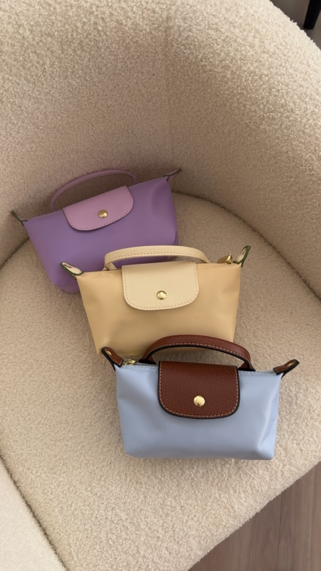 Come with crossbody straps.  Super cute.  Highly trending 