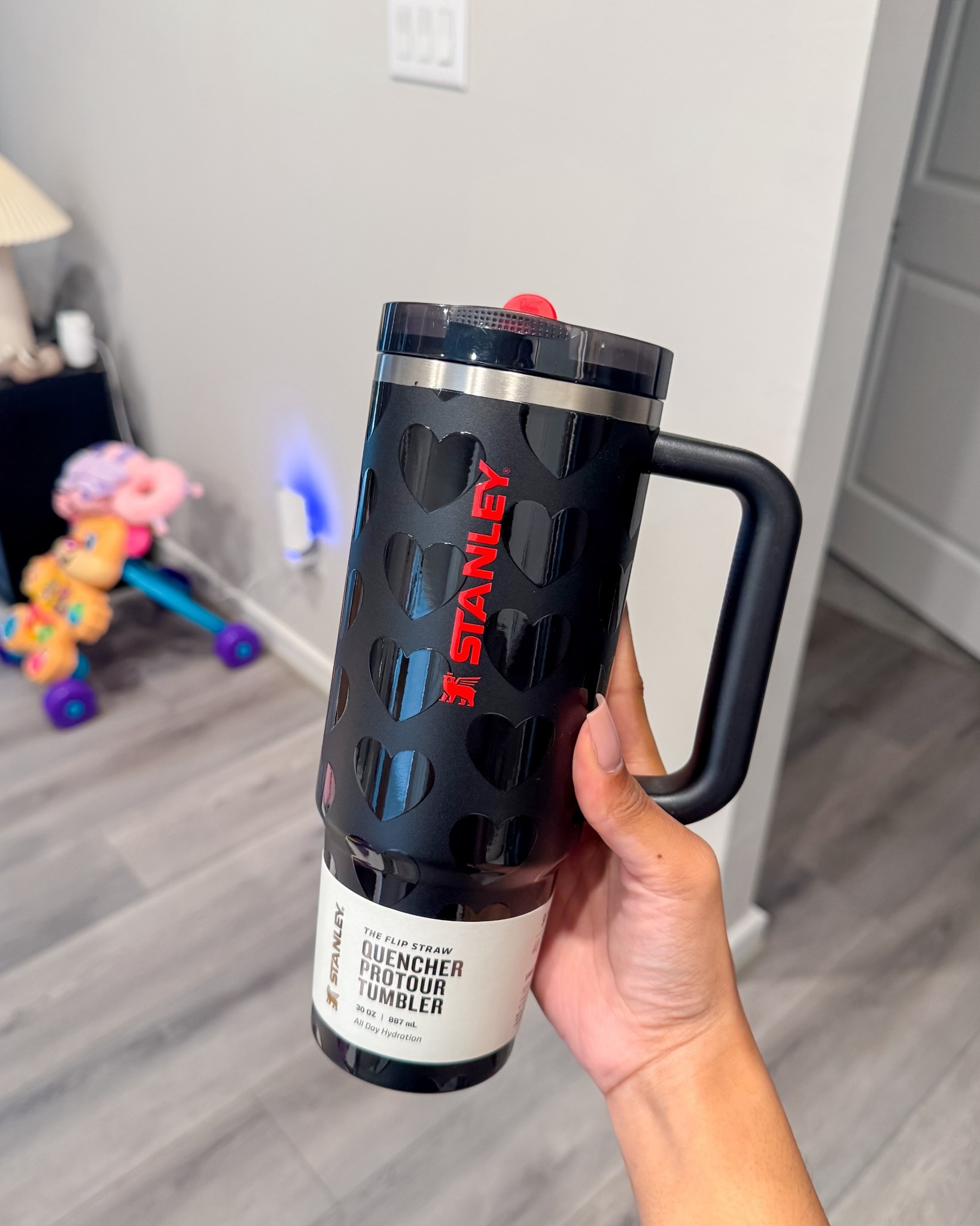 it was love at first sip 🖤
didn’t need a new cup, but the heart detail got me. i folded ❤️
#valentinesgift #forher #valenties

#LTKHome #LTKfoodie #LTKValentine