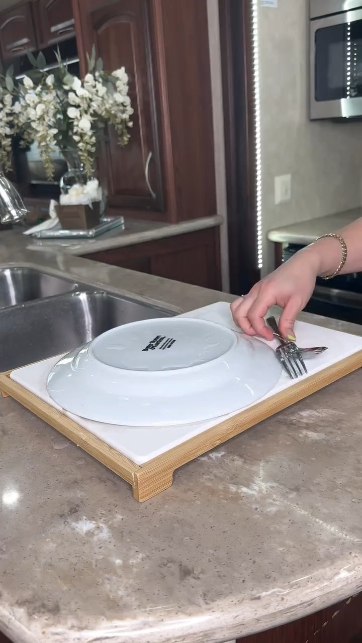 Menos humedad, menos bacterias,más limpieza en tu cocina. No olvides seguirme para más tips @annia.lourdes 
#amazonfinds #tipsdelimpiezadelhogar #cocinalimpia #amazonhome #tipsdehogar #spaceaid #stonedryingmat #fastdry #ecofriendly

#LTKSeasonal #LTKHome #LTKWatchNow