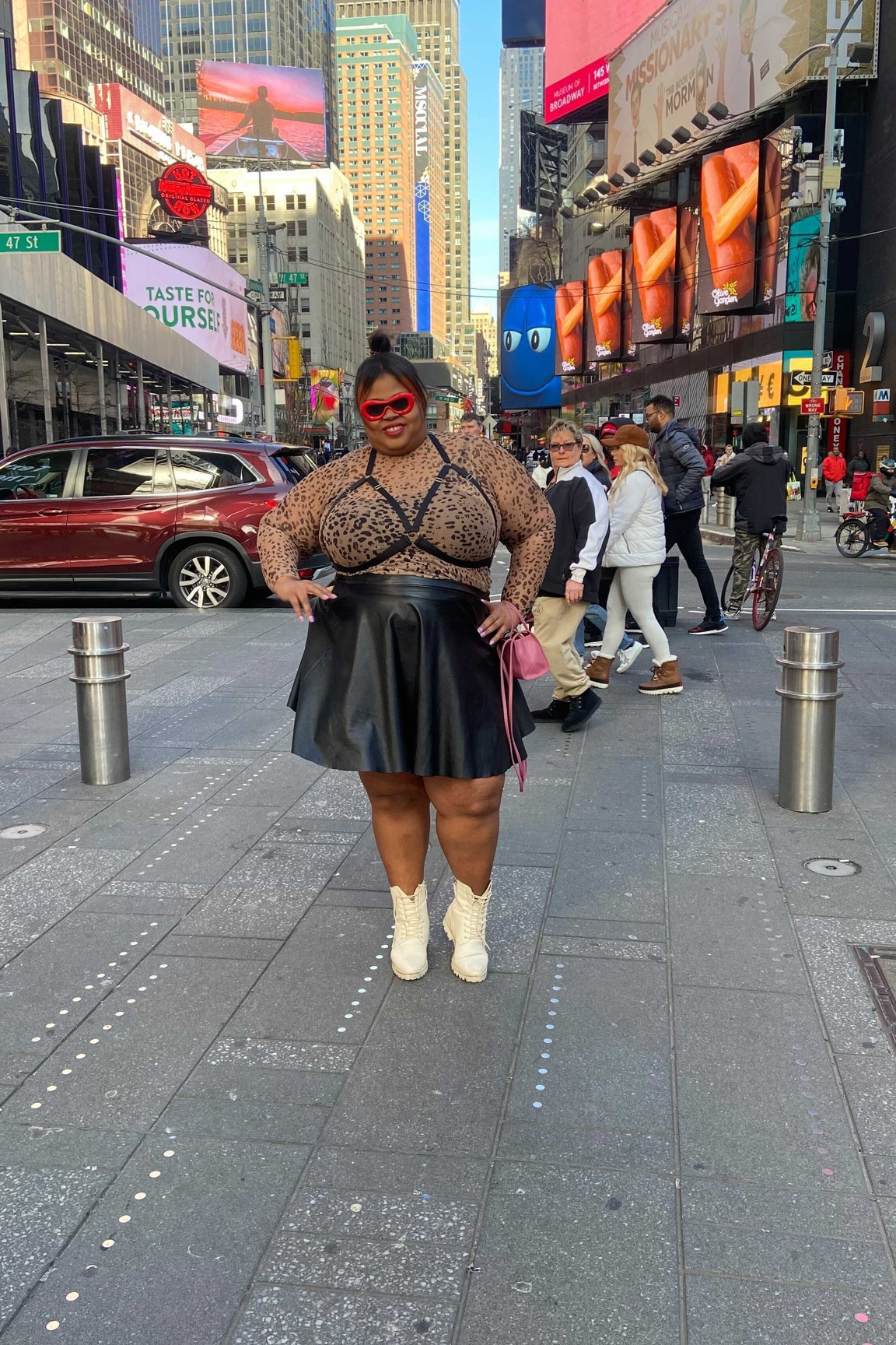 Wanderlust and city dust. 🥵
#vdayoutfit #plussizevdayoutfit #bodyharness #plussizeharness #katfromeuphoria 🥵 Harness: @torrid