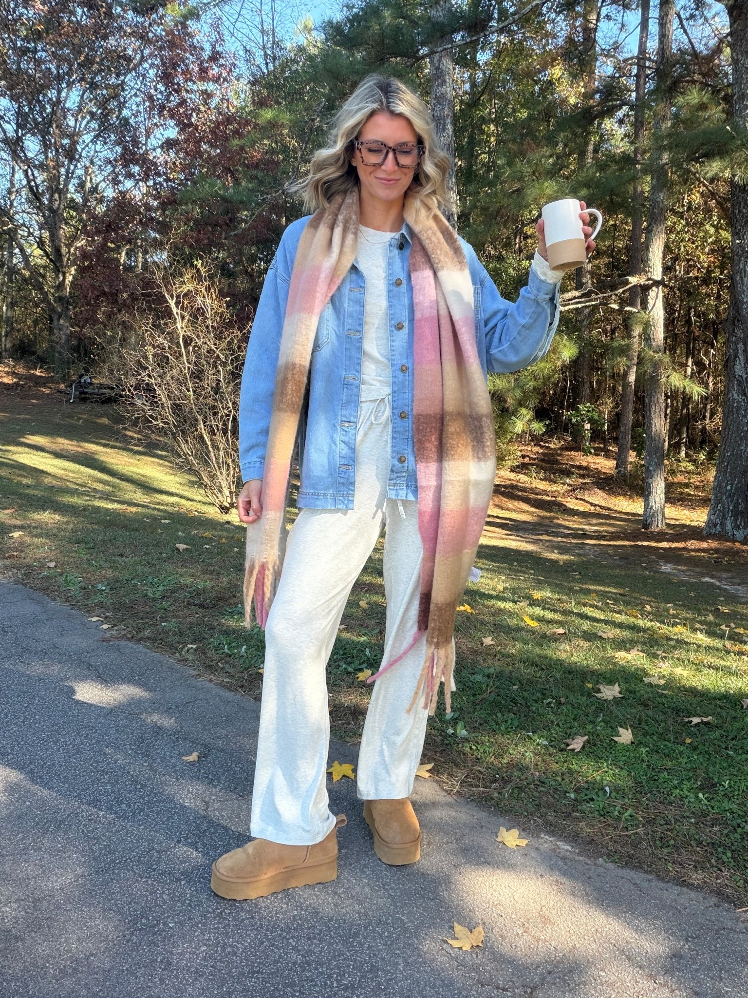 I am obsessed with the mix of color and pattern in this casual outfit!!
This lounge set is so soft and lightweight which makes it great for layering.
5’8 wearing a medium in the set and denim shacket 🎀



#LTKootd #LTKStyleTip #LTKFindsUnder50