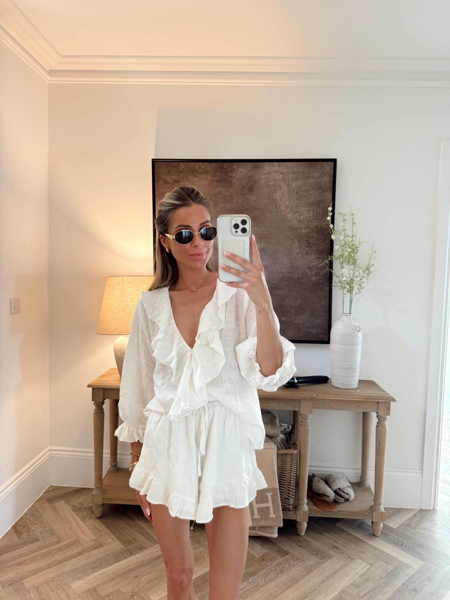 Today's heatwave outfit details! 
Abercrombie shorts
H&M top 
Celine sunnies 

outfit l heatwave l summer l shorts