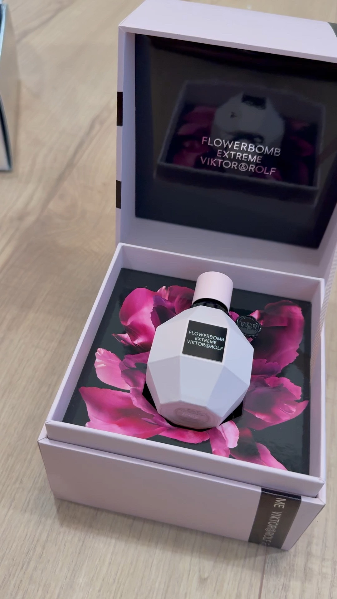 Scroll to shop! ✨ My favorite perfumes. Everything is linked below.👇🏾

Desliza para comprar. ✨ Mis perfumes favoritos.

📲 Download the free LTK app & follow me @kirasfashionfinds to shop all my daily finds.

#LTKBeauty #LTKselfcare #LTKgrwm