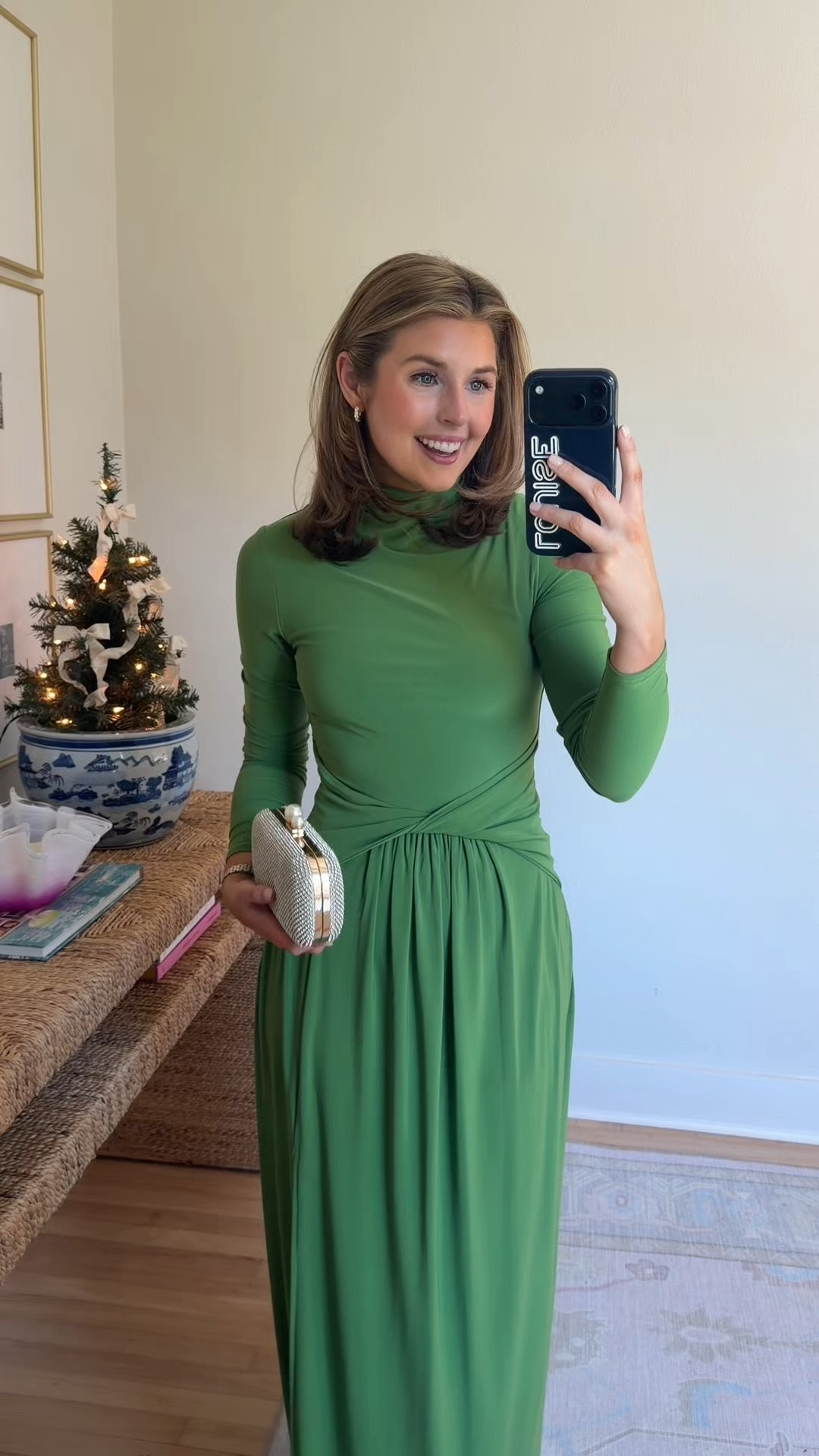 Wedding guest dress option with sleeves! Wearing a US 4

Dress with sleeves // sleeves 