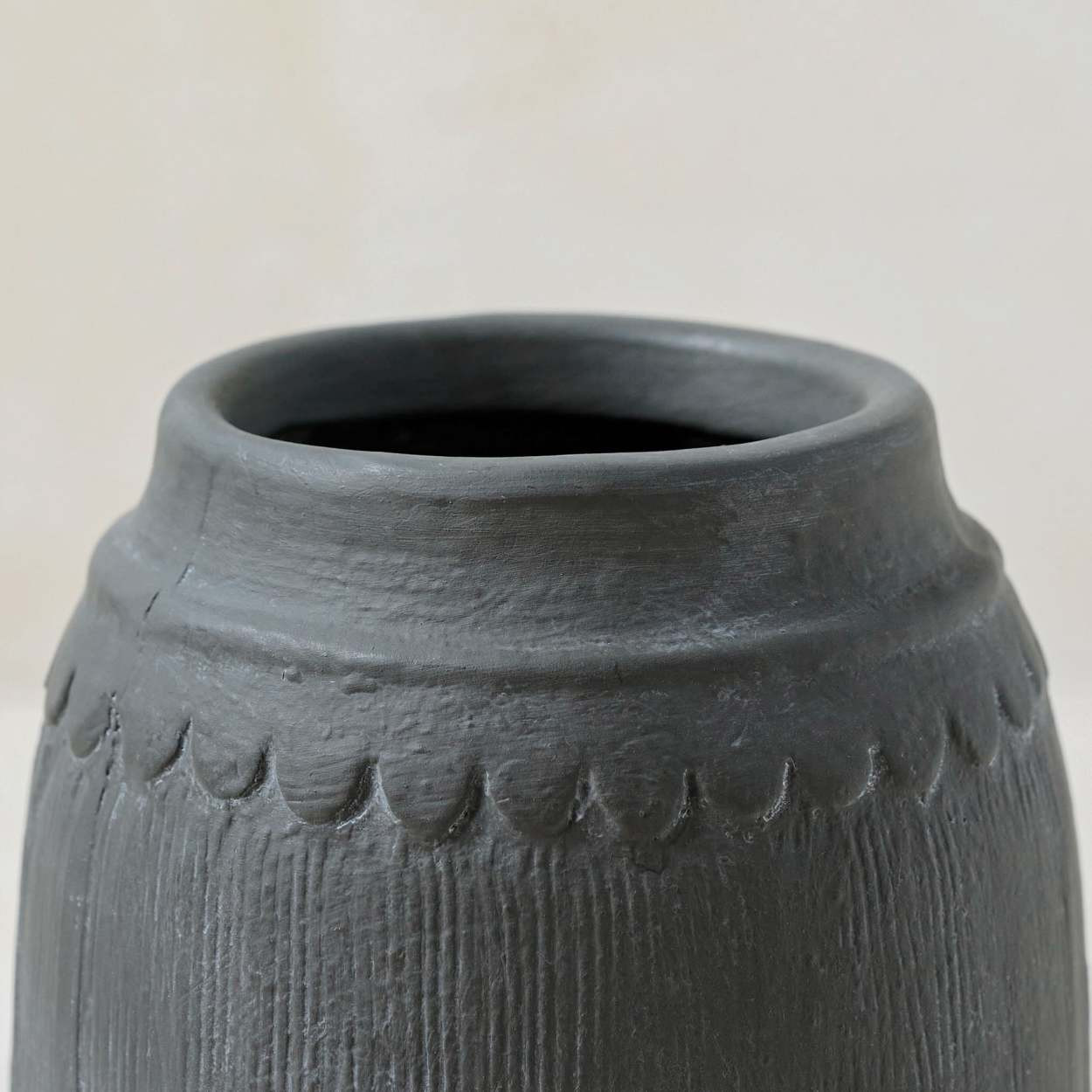 Scalloped Black Vase | Magnolia
