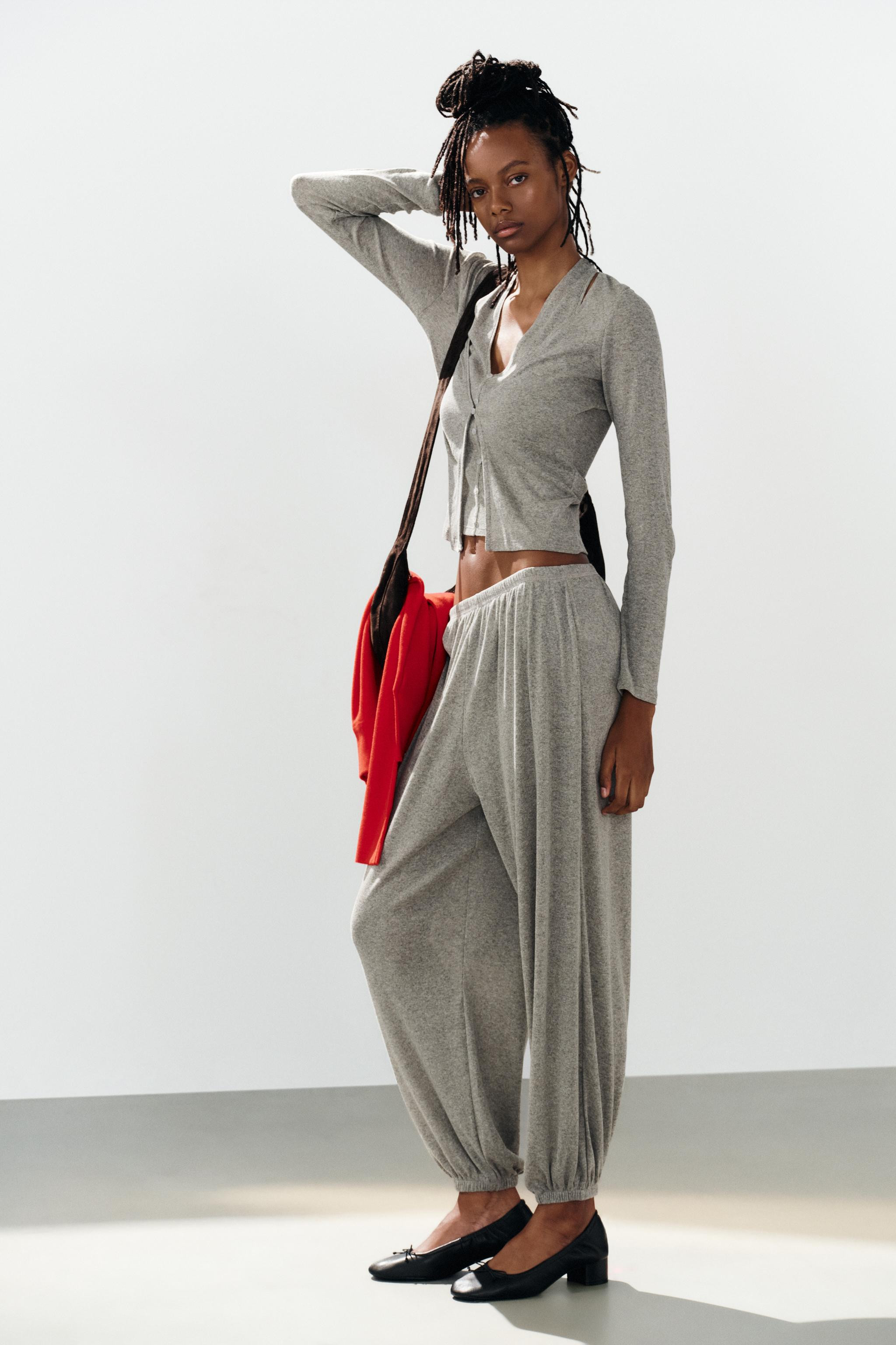 Mid-waist trousers with an elasticated waistband and elastic cuffed hems. | Zara UK