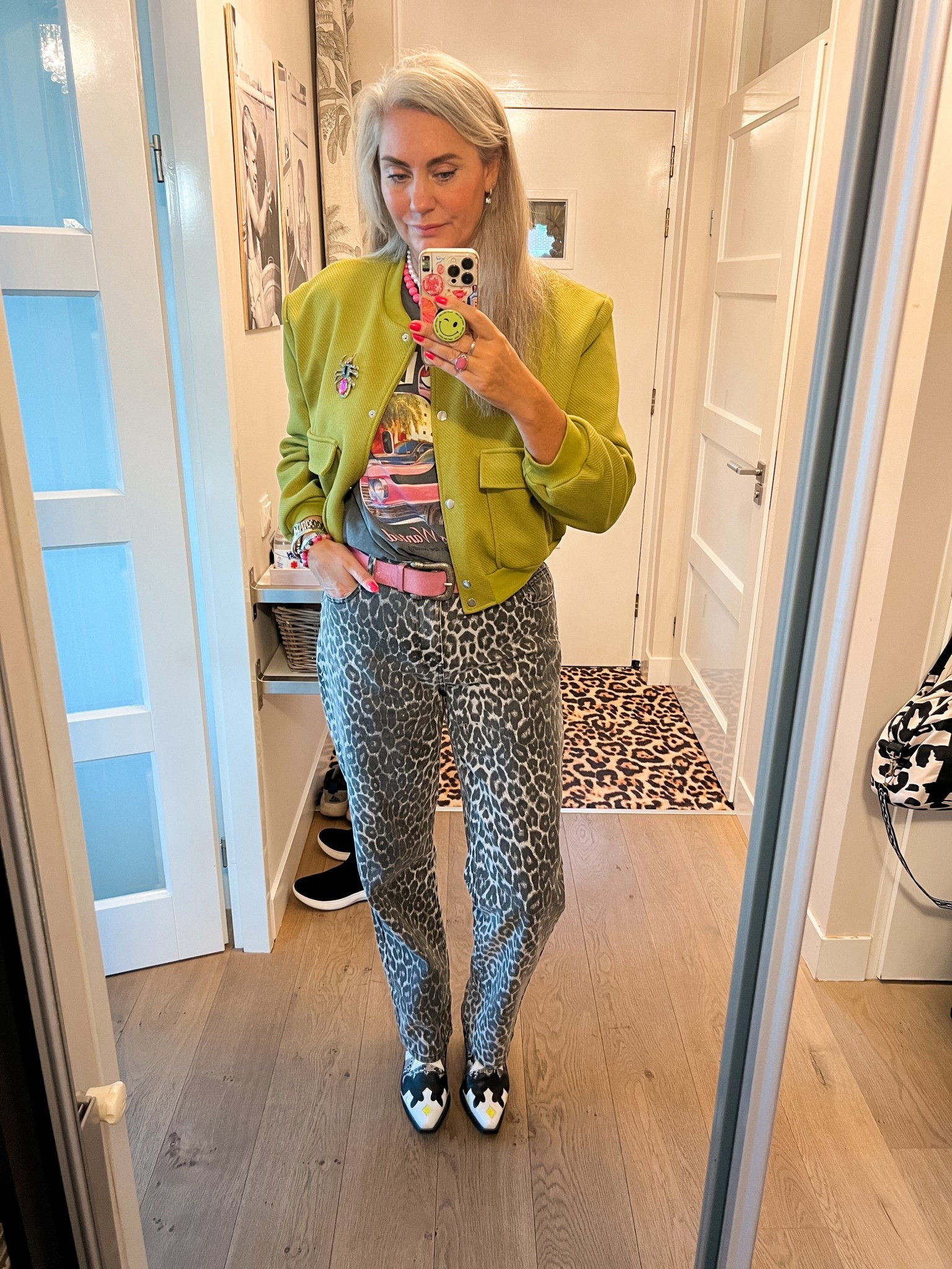OOTD - Donderdag. Chartreuse groen cropped bomber jasje (oud, Guts Gusto), leopard jeans en print t-shirt (https://most-wanted-nl.mtpc.se/5635515 en https://most-wanted-nl.mtpc.se/5635518), cowboy laarzen (oud, Sacha)

#LTKeurope #LTKstyletip #LTKnederlands