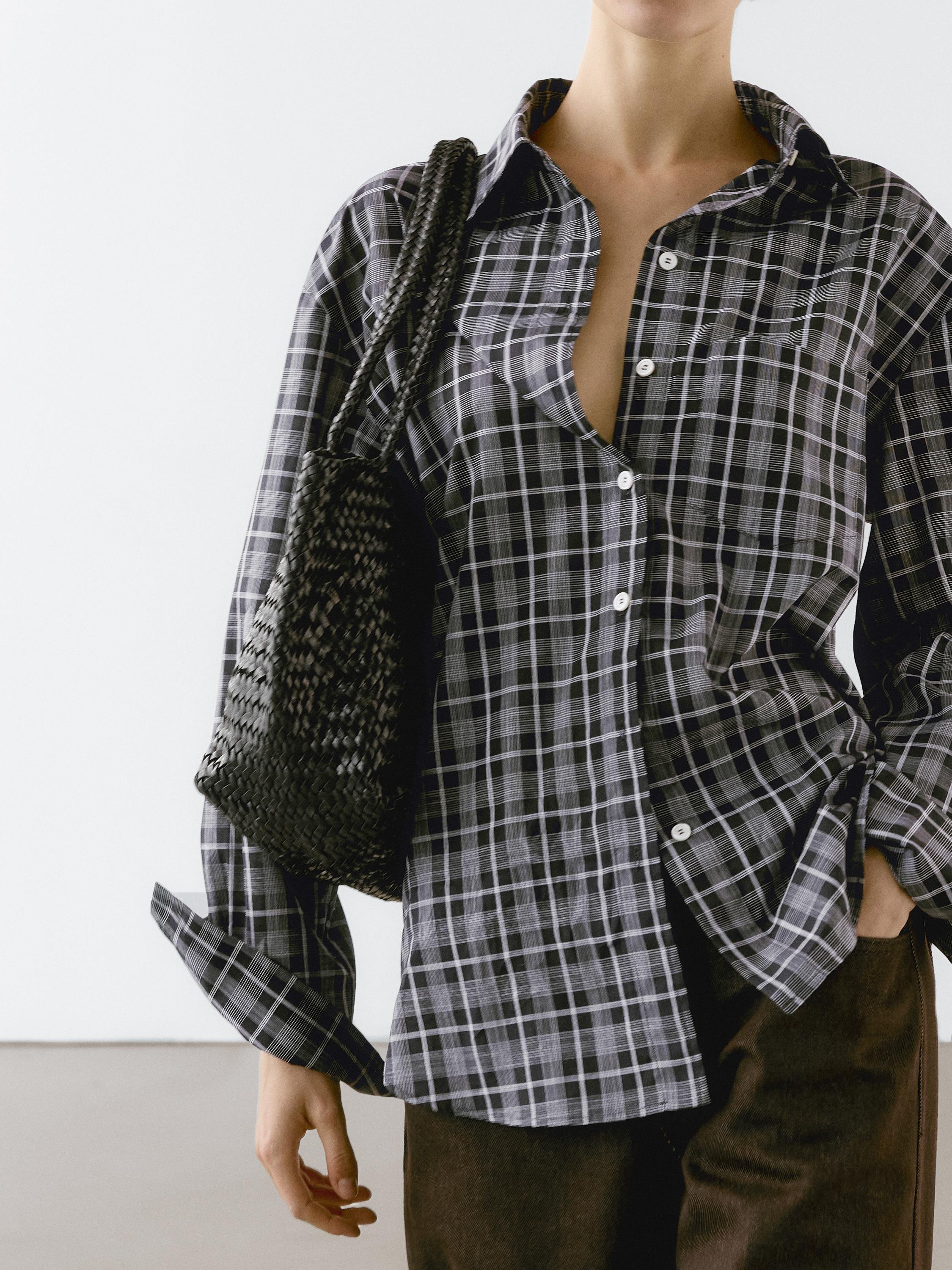 Shirt made of 100% cotton fabric. Long sleeves with buttoned cuffs. Oxford collar. Button-up fron... | Massimo Dutti UK