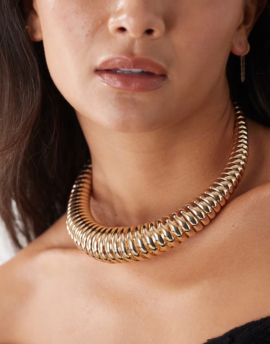 Reclaimed Vintage – Breite Statement-Halskette in Goldoptik-Goldfarben | ASOS (Global)