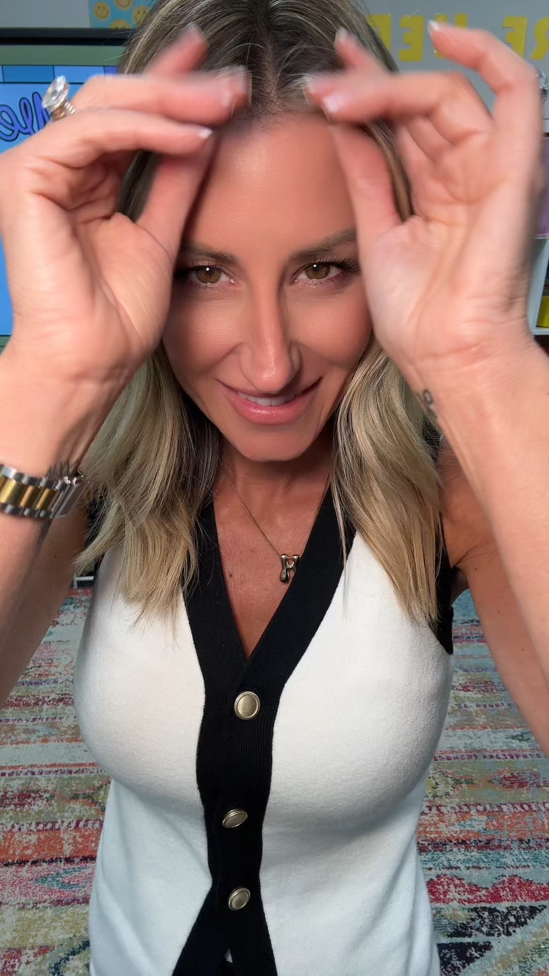 Love this fun fall transition vest/top. Lightweight sweater material. Love the gold buttons and two tone blocking. I’m in the size XS 