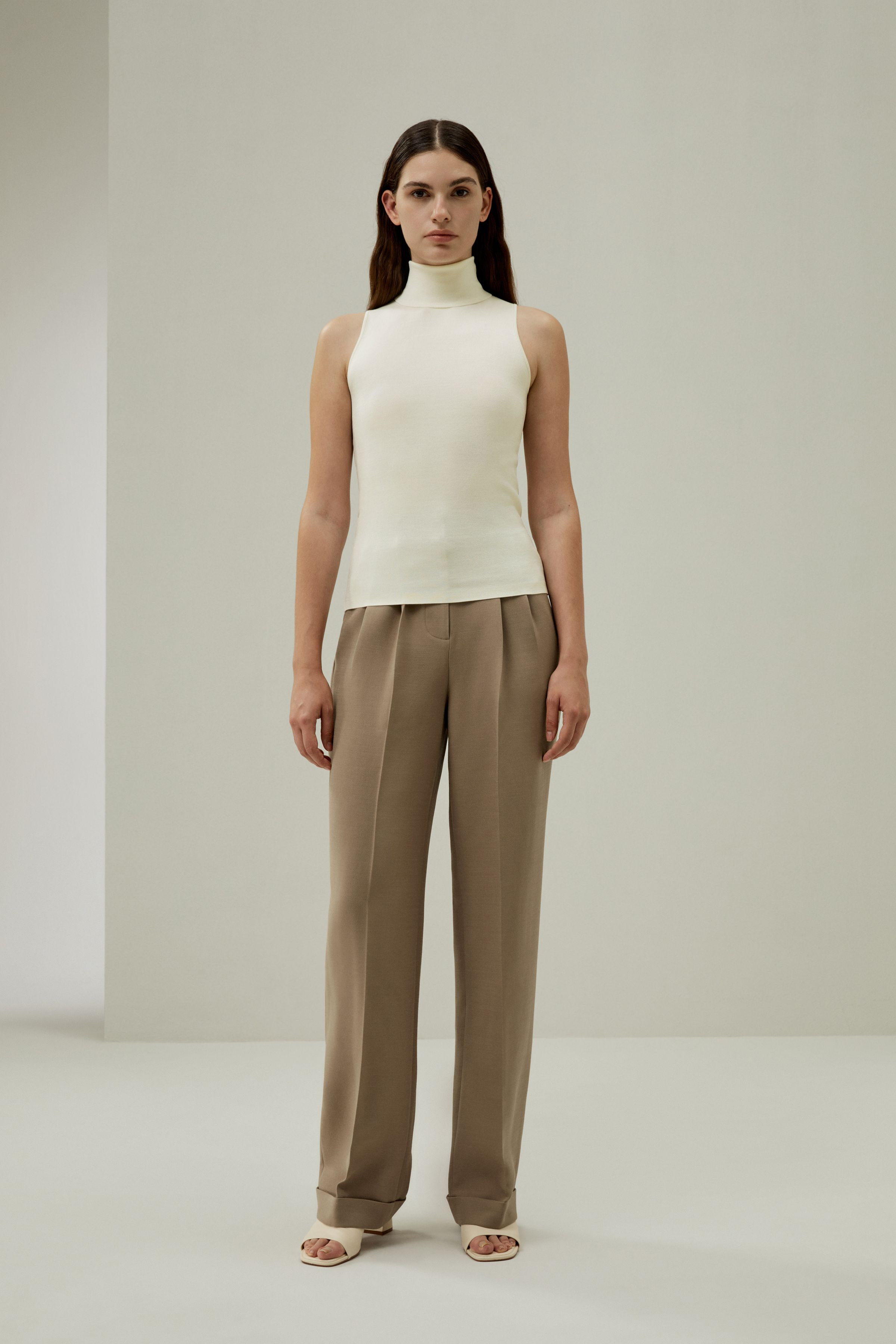 Minimalist Sleeveless Turtleneck Top | LilySilk