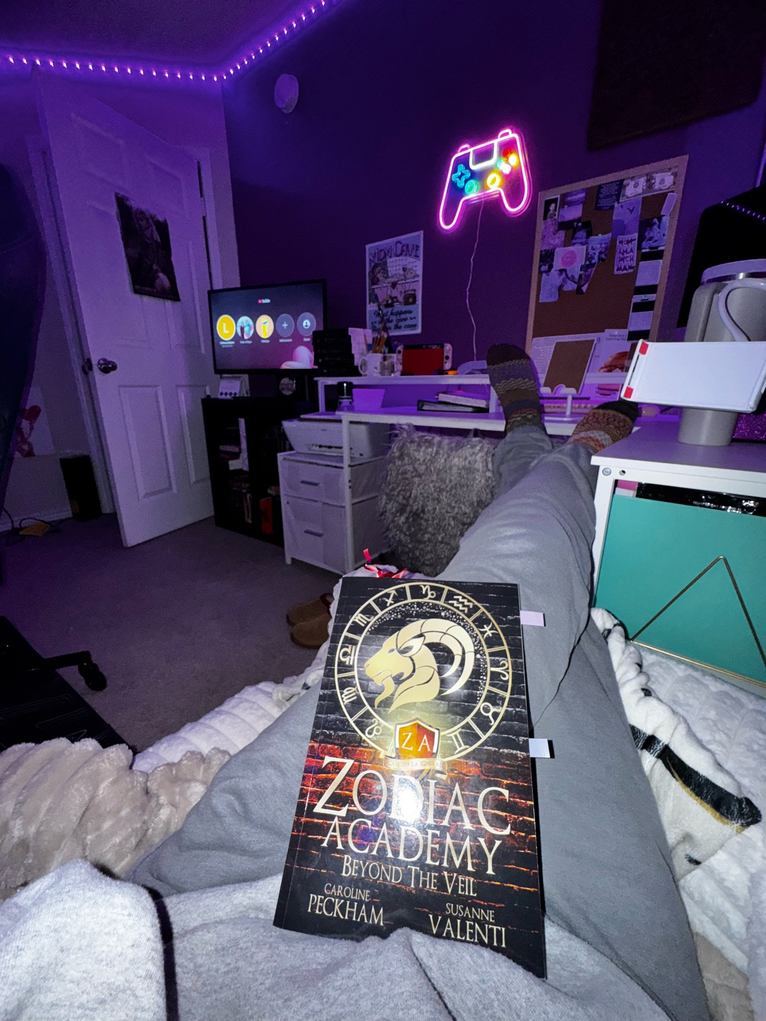 Gaming & reading set up 📚🖤

#LTKHome