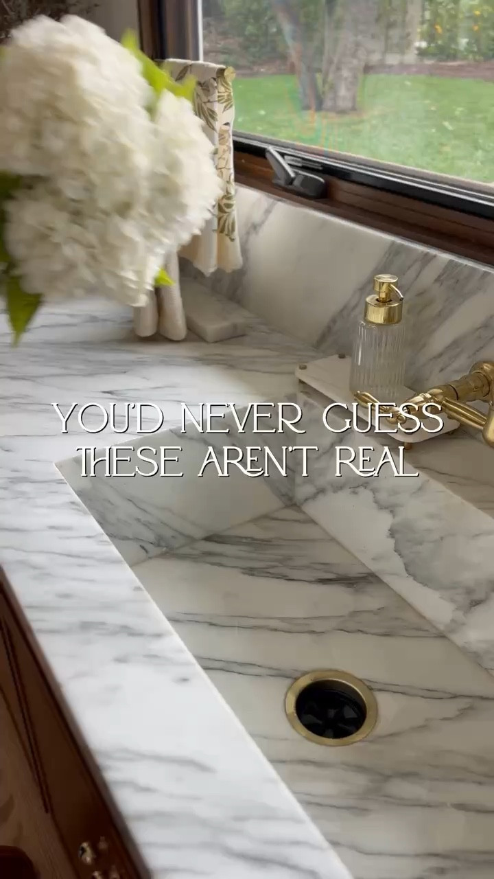 If it doesn’t look this real, I don’t want it. Six faux hydrangeas styled in this vase, zero maintenance.

#LTKHome #LTKvlog #LTKSeasonal