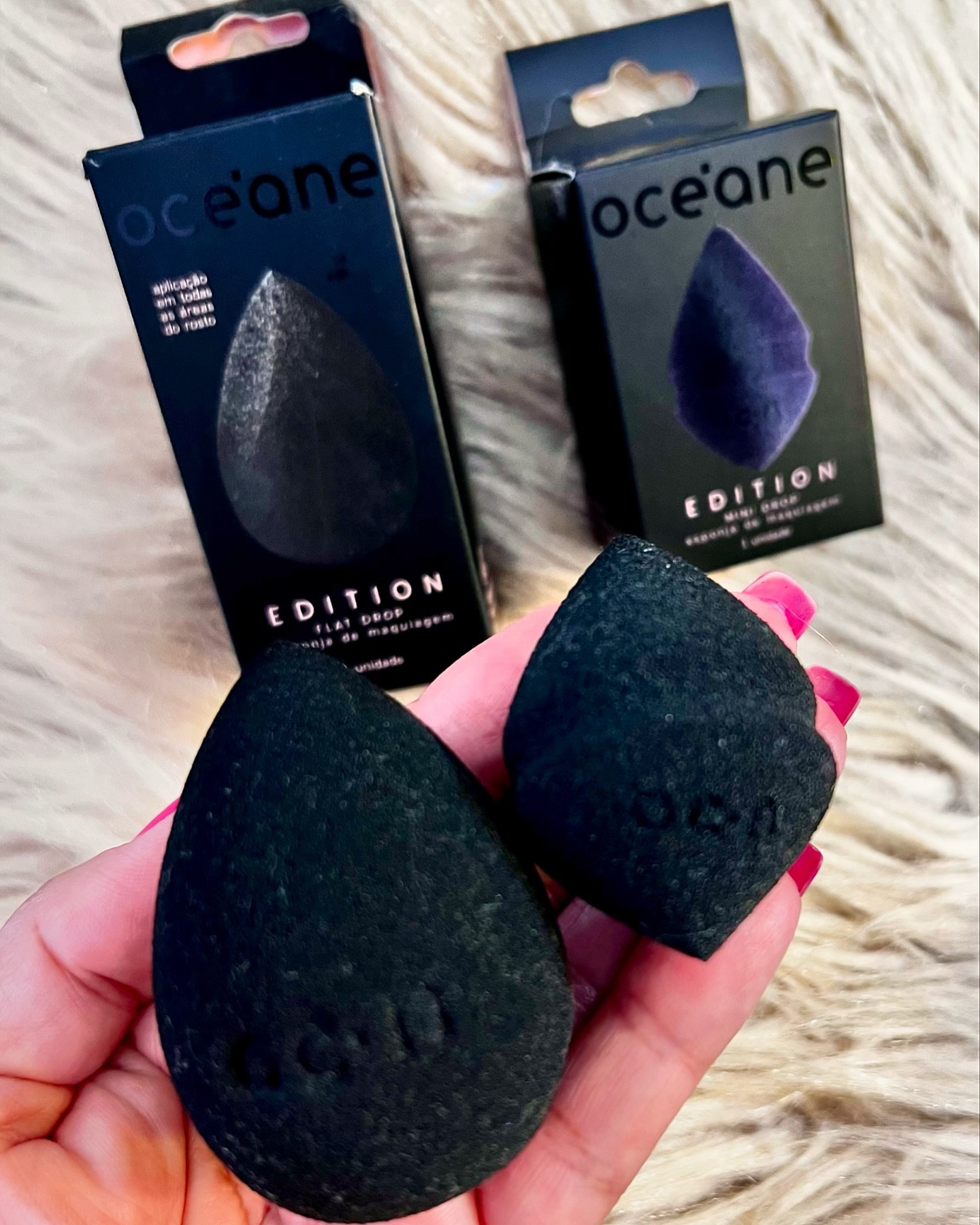 •Com a rotina agitada de hoje, praticidade é essencial. Pensando nisso, apresentamos a Esponja Flat Drop @oceane , um acessório indispensável para o seu nécessaire. Perfeita para aplicar bases, corretivos e pós, ela garante um acabamento natural e leve, graças ao seu design anatômico e textura inovadora, que imita os poros da pele. Diga adeus às maquiagens pesadas e marcadas!

•Para quem busca resultados impecáveis em qualquer lugar, a Mini Drop Océane Edition é a escolha ideal. Compacta e eficiente, essa versão mini da Special Diamond Blend alcança os cantinhos mais difíceis do rosto, permitindo contornos precisos e uma aplicação uniforme. Com a tira central, você evita sujar as mãos e mantém o controle total.

•Versátil, a Mini Drop oferece diferentes resultados conforme seu uso: seca, proporciona cobertura intensa; molhada, garante um efeito mais natural e suave. Leve praticidade e performance no seu nécessaire com a linha Océane Edition!
.
.
.
#oceane #oceaneflatdrop #oceaneesponja #minidrop #flatdrop