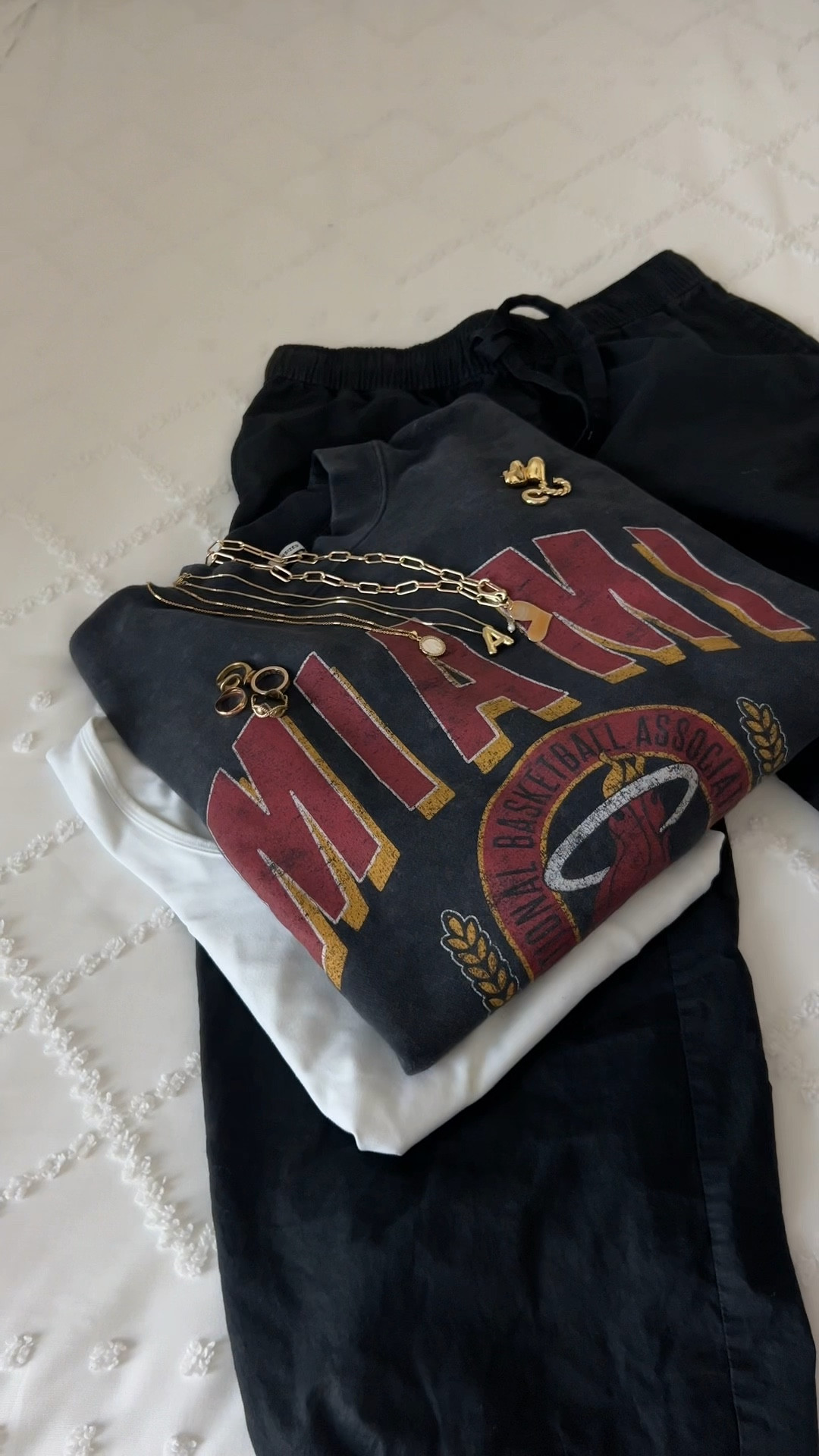 Casual everyday outfit🤍

comfy, trendy, everyday, cute, errands run, hot girl walk, sports sweatshirt, casual outfit 

#LTKtravel #LTKMostLoved #LTKstyletip