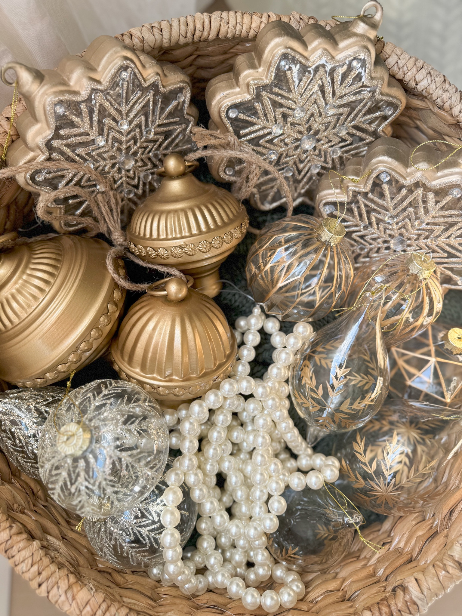 I just found the perfect ornaments for my tree, and I can't wait to bring my vision to life! 🎄 Decorating can be overwhelming, but with Christmas Tree Kits from @sullivanshomedecor it’s never been easier. Six top styles, all in one place! Plus, for this holiday season, it's buy 5, get 5 free! 

You can mix and match amongst collections, ensuring you really can create your dream tree on a budget! 

Who’s ready to deck the halls?

Comment SHOP for links to these ornaments and more of my favorites. Plus, I’ve also linked them in my LTK shop so you can shop directly from there.

#modernfarmhouse #ornaments #ad #sullivanhome #whitechristmas #trimatree #christmas #christmastree #whiteandgoldchristmas 

#LTKHome #LTKHoliday #LTKSeasonal