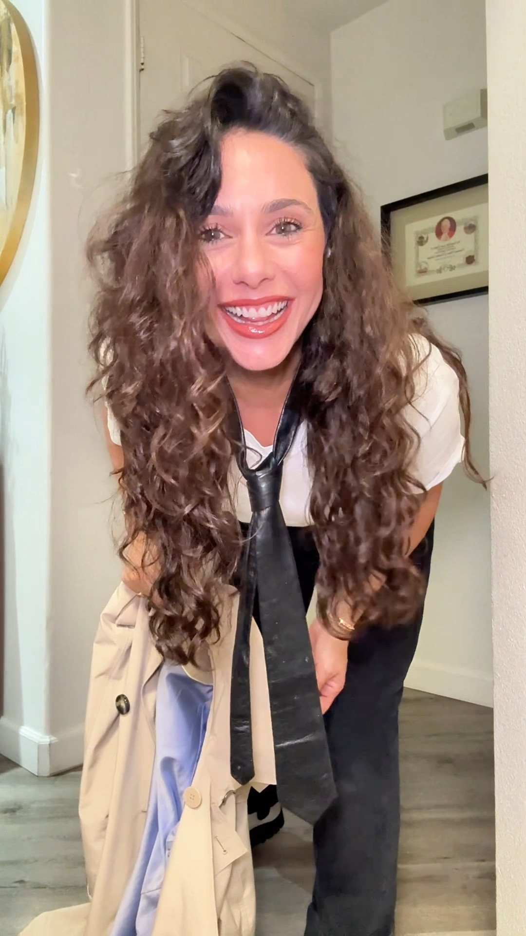 This outfit is just perfect 🤍 Wearing my ALLSANTAELLA Manuella leather tie (obsessed), my favorite trench coat of all time, fun black two-tone jeans, Chanel booties, and a simple tee from COS. Truly one of those easy looks that feels chic without trying.
✨ Comment LOOK and I’ll send you a DM with all the links 🔗 