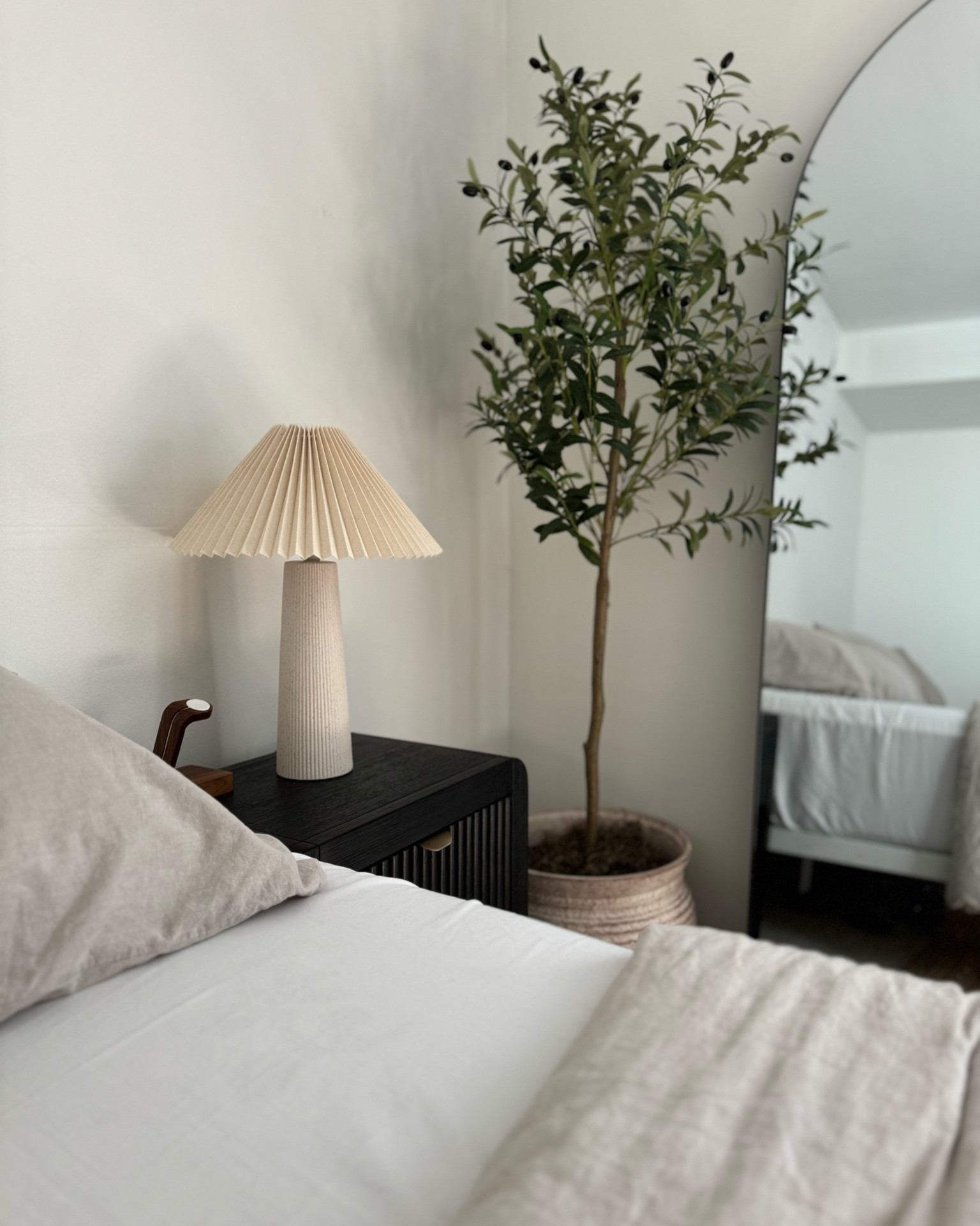 Organic modern bedroom vibes ✨

#LTKHome #LTKStyleTip