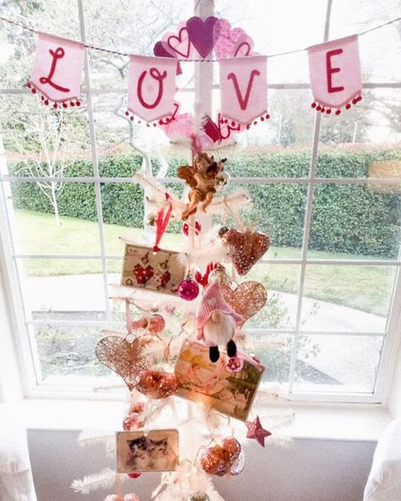 Oh, little Valentine Tree❣️

#valentinetree #bemine #valentinedecorations #love

#LTKSeasonal #LTKhome #LTKMostLoved