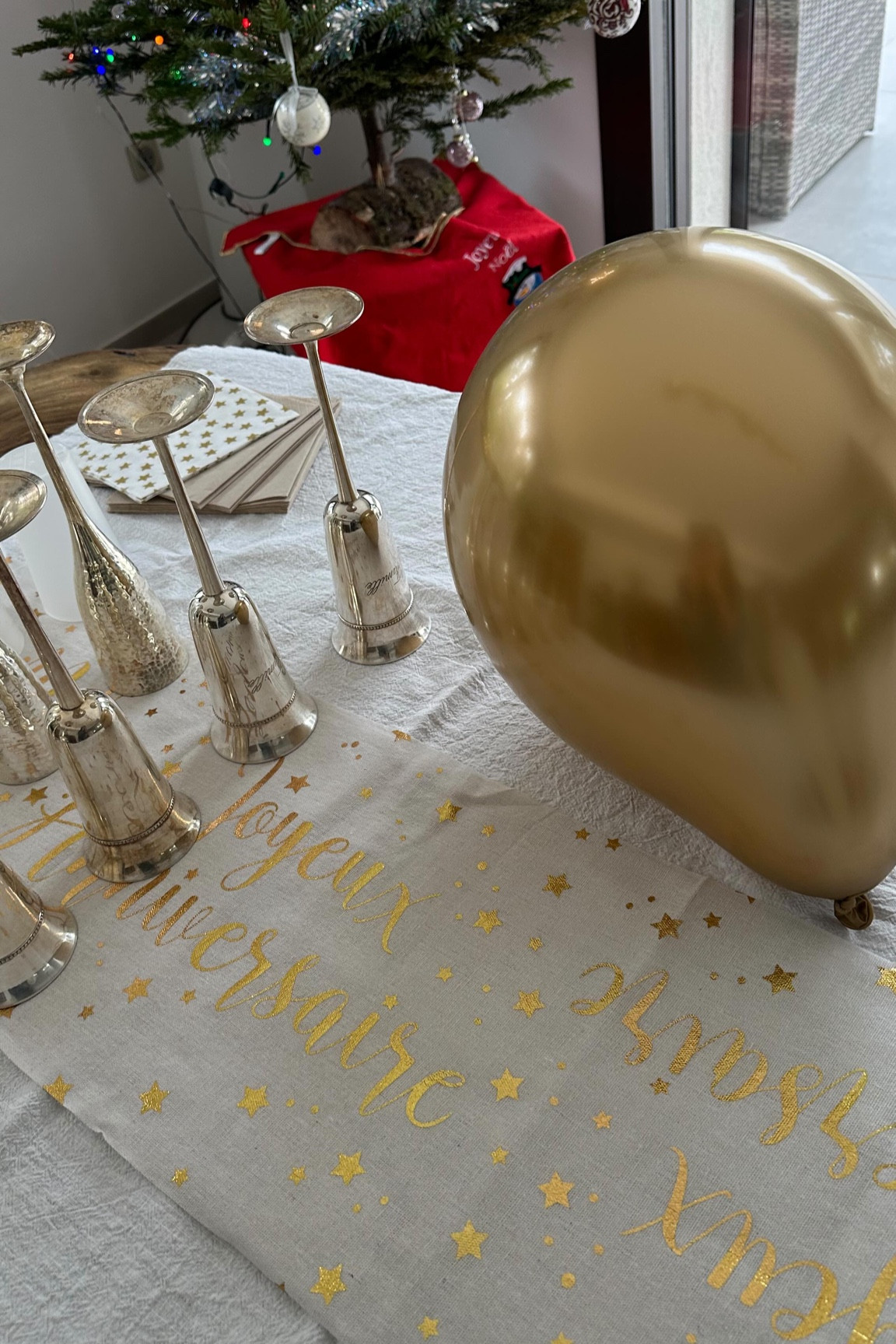 Porter des sequins ✨ au quotidien PART 1 ! On valide ?
*Chemise denim @maison123_paris 
Pantalon @hm 
Basket @newbalance.france 
Sac @vanessabruno 
Colliers @loumaebjx 
#sequins#sequinsoutfit#outfit#fit#bling#maison123#hm#hmxme#over40#fashionover40#aesthetic
Fashion over 40,over40, outfit, sequins outfit,

*collaboration commerciale