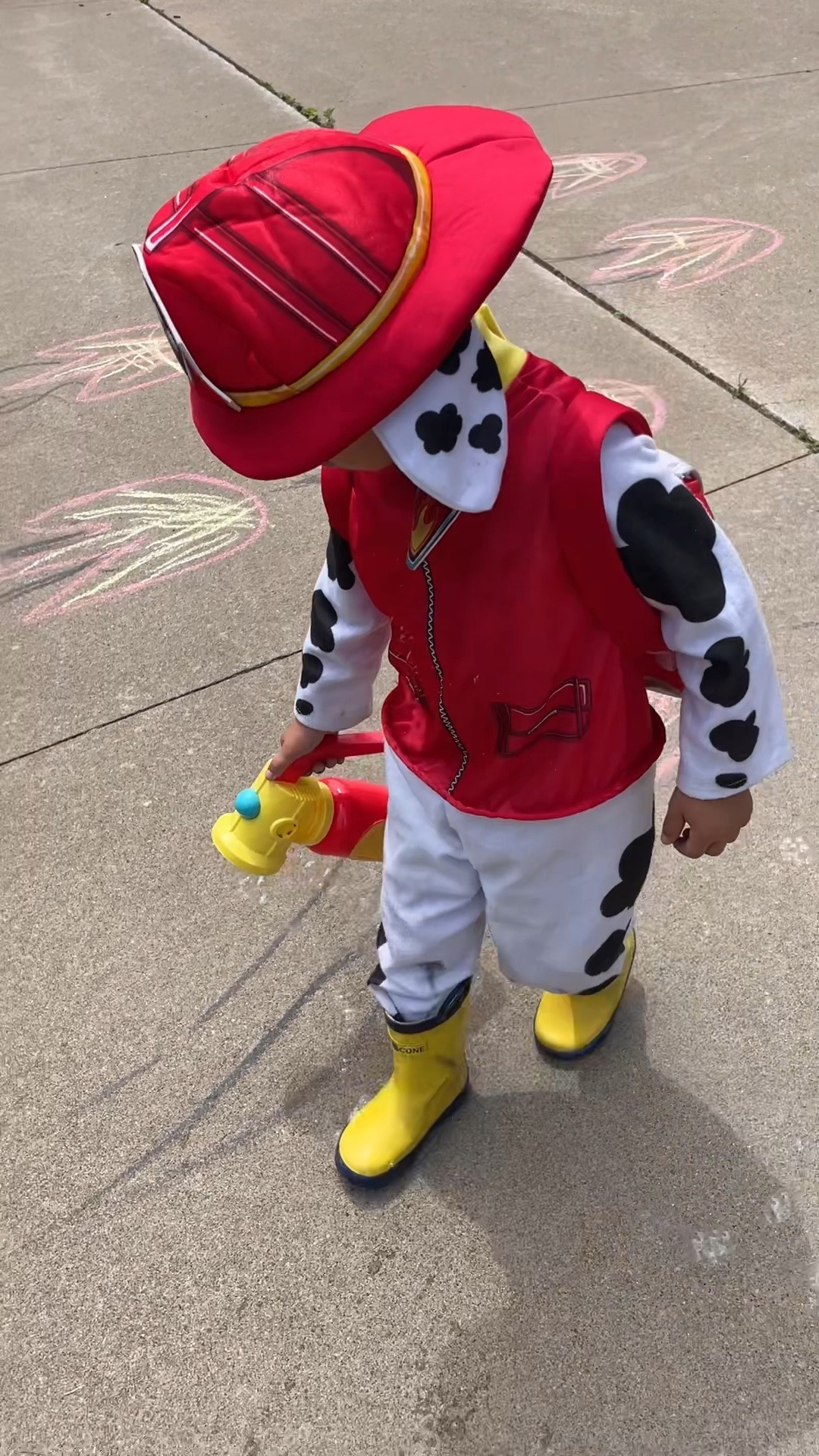 🚒🫧 Firefighter bubbles to the rescue! Put the chalk fire out with bubbles for a fun, hands-on toddler activity that combines imaginative play, outdoor fun, and lots of giggles. Perfect for little firefighters in training!