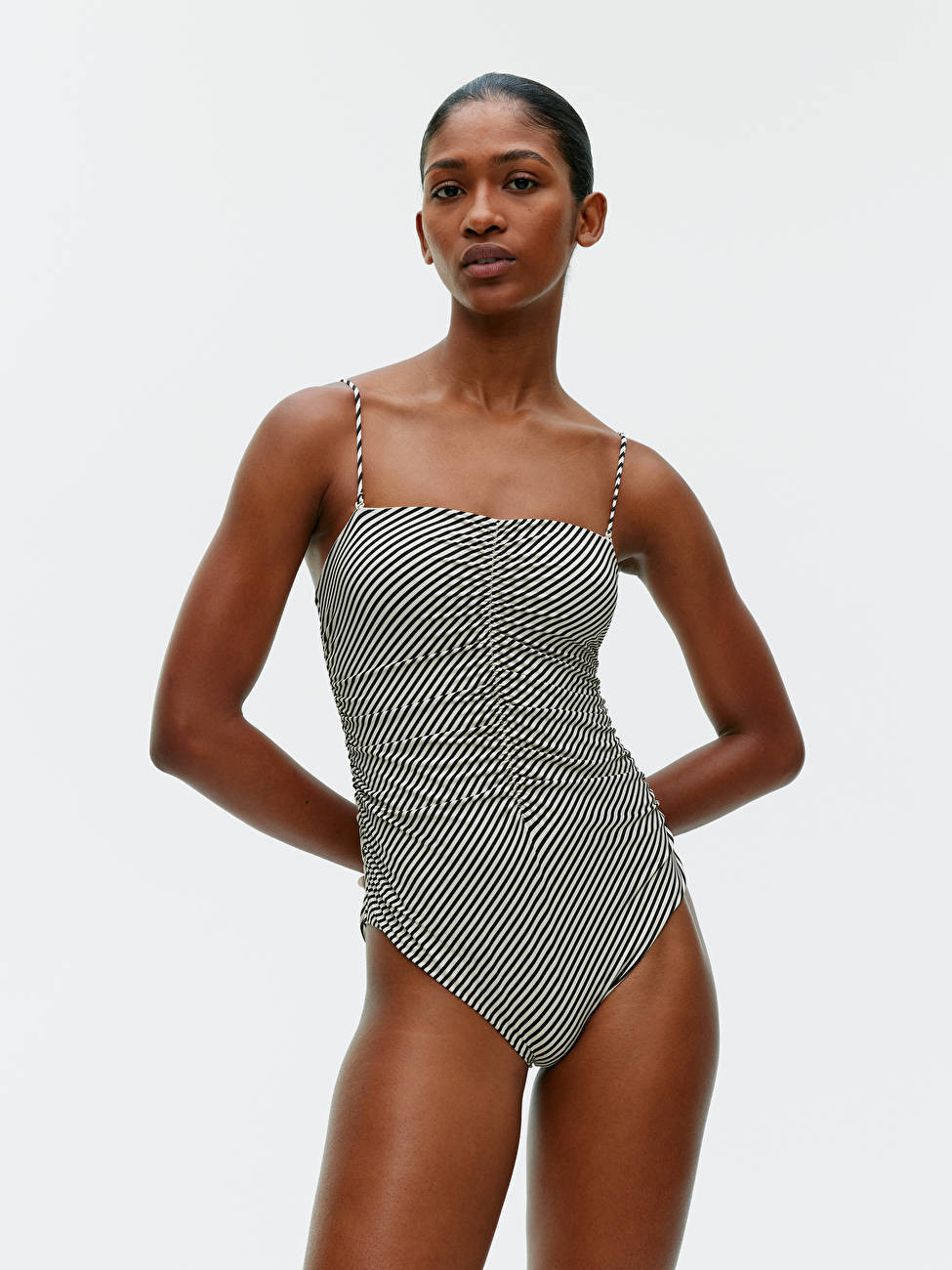 Badeanzug mit Raffungen - Cremeweiß/Schwarz - Swimwear - ARKET DE | ARKET (EU)