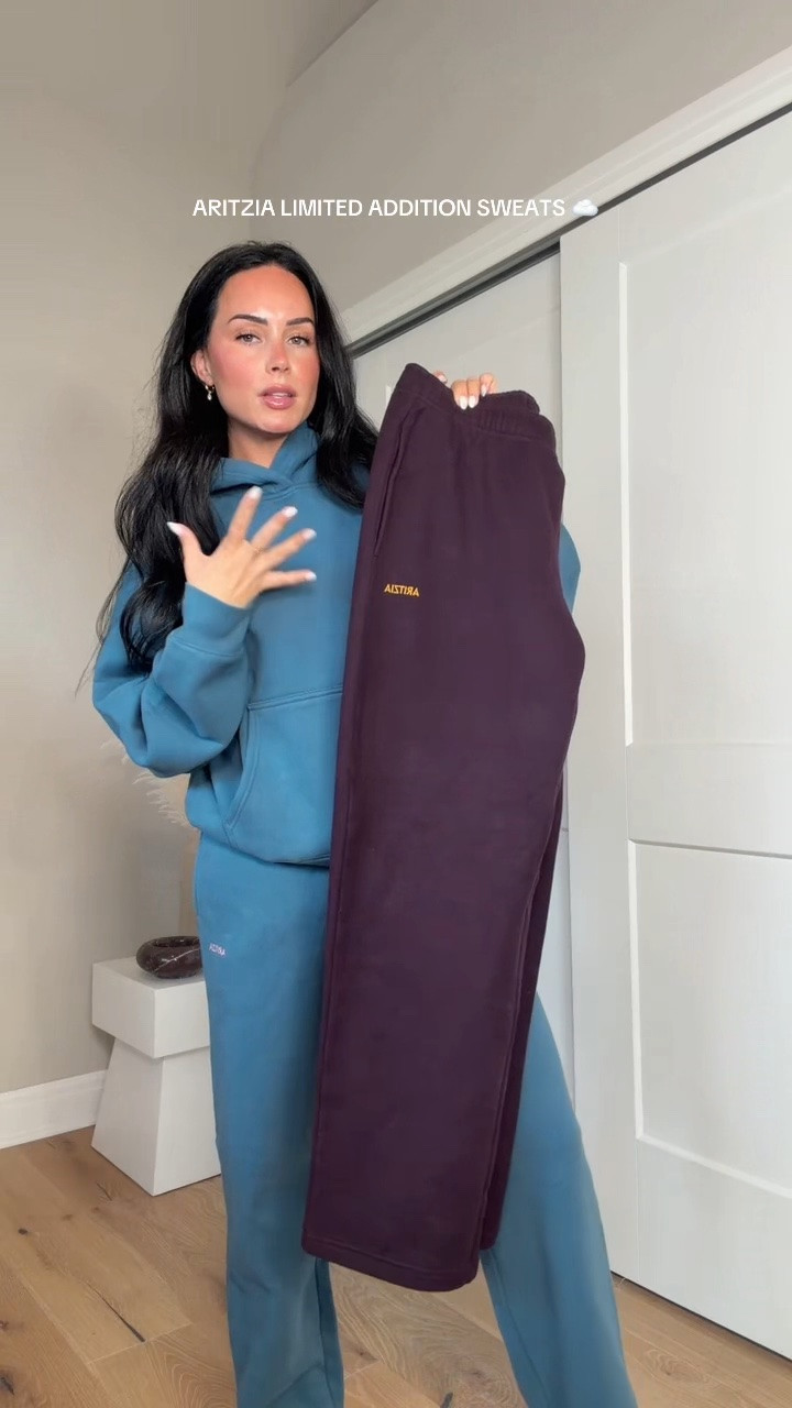 PSA: If you’re shopping the Aritzia Limited Collection Sweatfleece, I recommend sizing up! ☁️ I’ll have everything linked on my LTK with my sizing details.

My sizing: 5’7”, 145 lbs, 32DD
Wearing a size large hoodie + size medium pants




#Aritzialimitededition #AritziaSweatfleece #AritziaStyle #AritziaHaul #AritziaFinds Aritzia Limited Collection, Aritzia Sweatfleece, Aritzia sweats, Aritzia hoodie, Aritzia sweatpants, Aritzia sizing, Aritzia sizing review, cozy fall outfit, fall loungewear, matching sweat set, oversized hoodie, cozy basics, fall fashion, Aritzia new arrivals, limited edition Aritzia @Aritzia