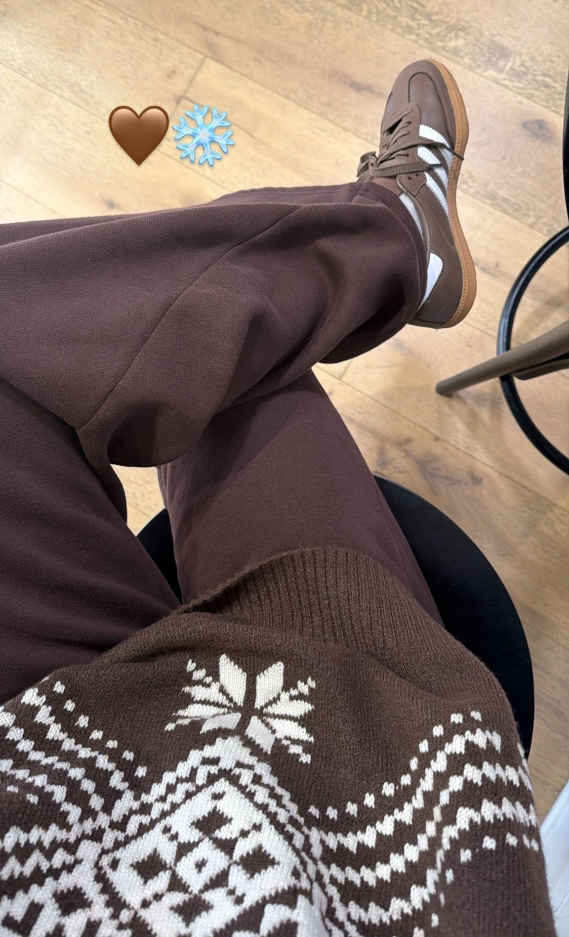 Sweatpants - size small @abercrombie 
Sweater - size medium @abercrombie 
Shoes - @adidas 