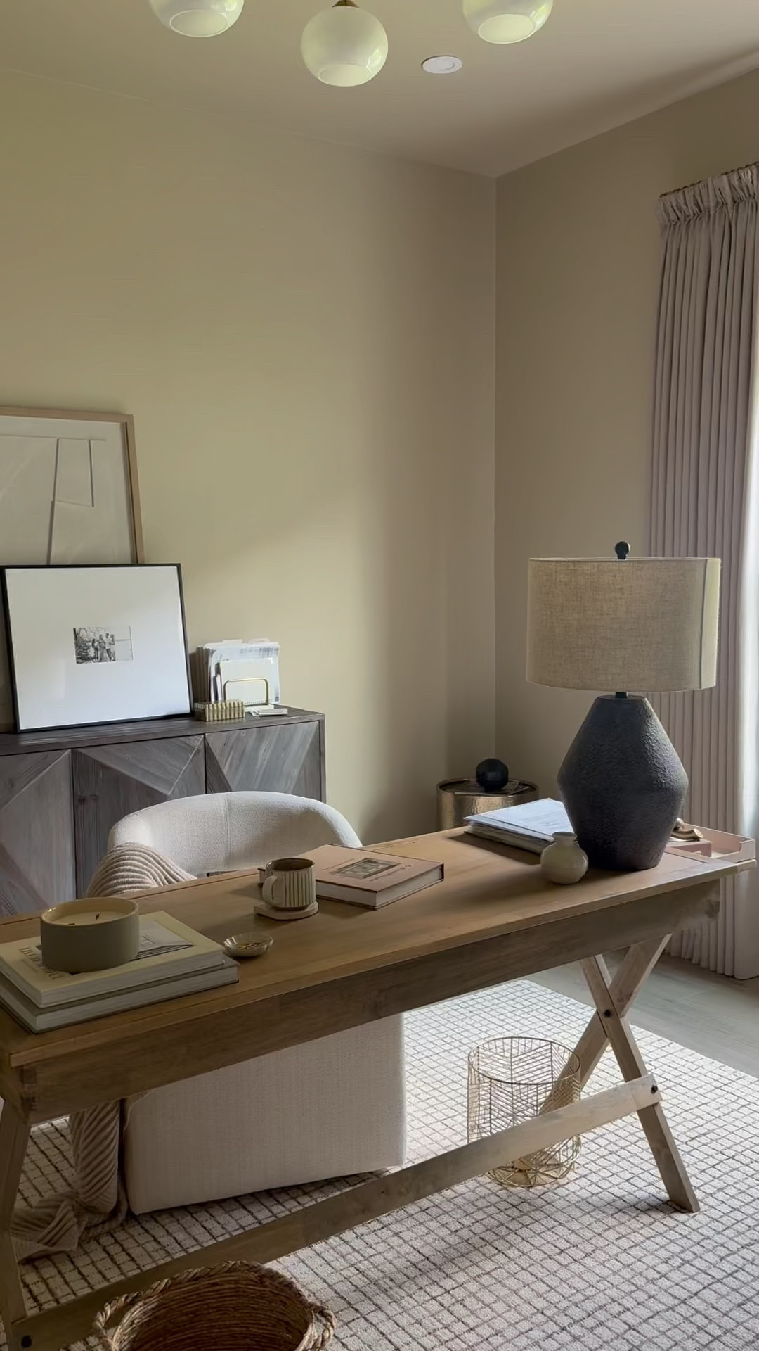 Home office 





#homeoffice #officedecor #homedecor #officestyling #organicmodern #officedesk #officechair #arearug 

#LTKHome