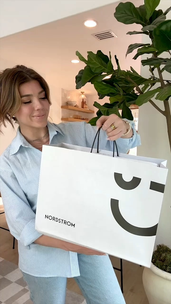 Ferragamo Handbag 🤍 I recently unboxed this new Ferragamo Mini Hug Leather Top Handle Bag 😍 more white handbags at every price point linked below! 

Handbag, Ferragamo, Ferragamo Handbag, Summer Handbag, White Handbag, Madison Payne 

#LTKStyleTip #LTKSeasonal #LTKItBag