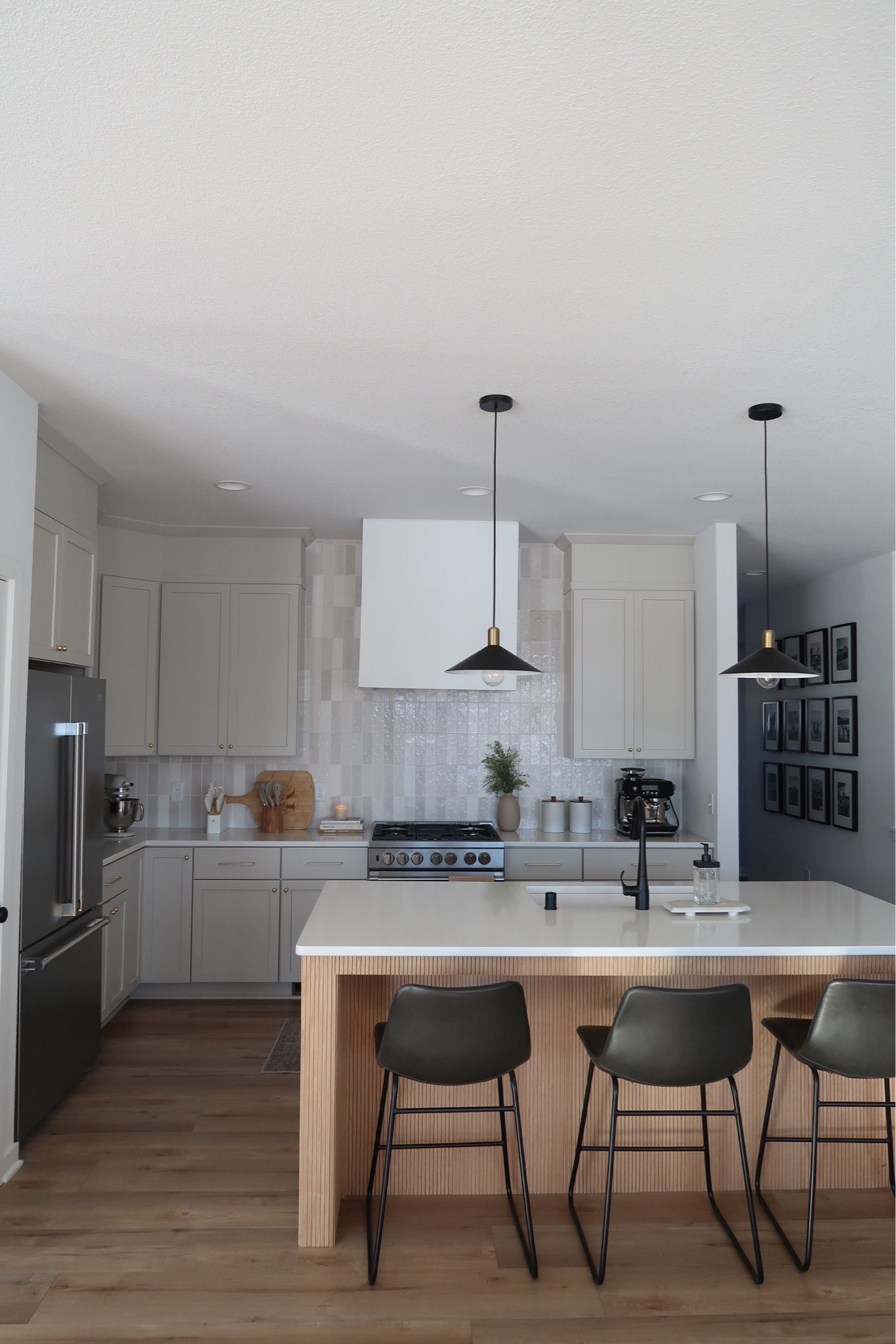 Kitchen design 🤍 


#kitchen #pendants #barstools 

#LTKhome