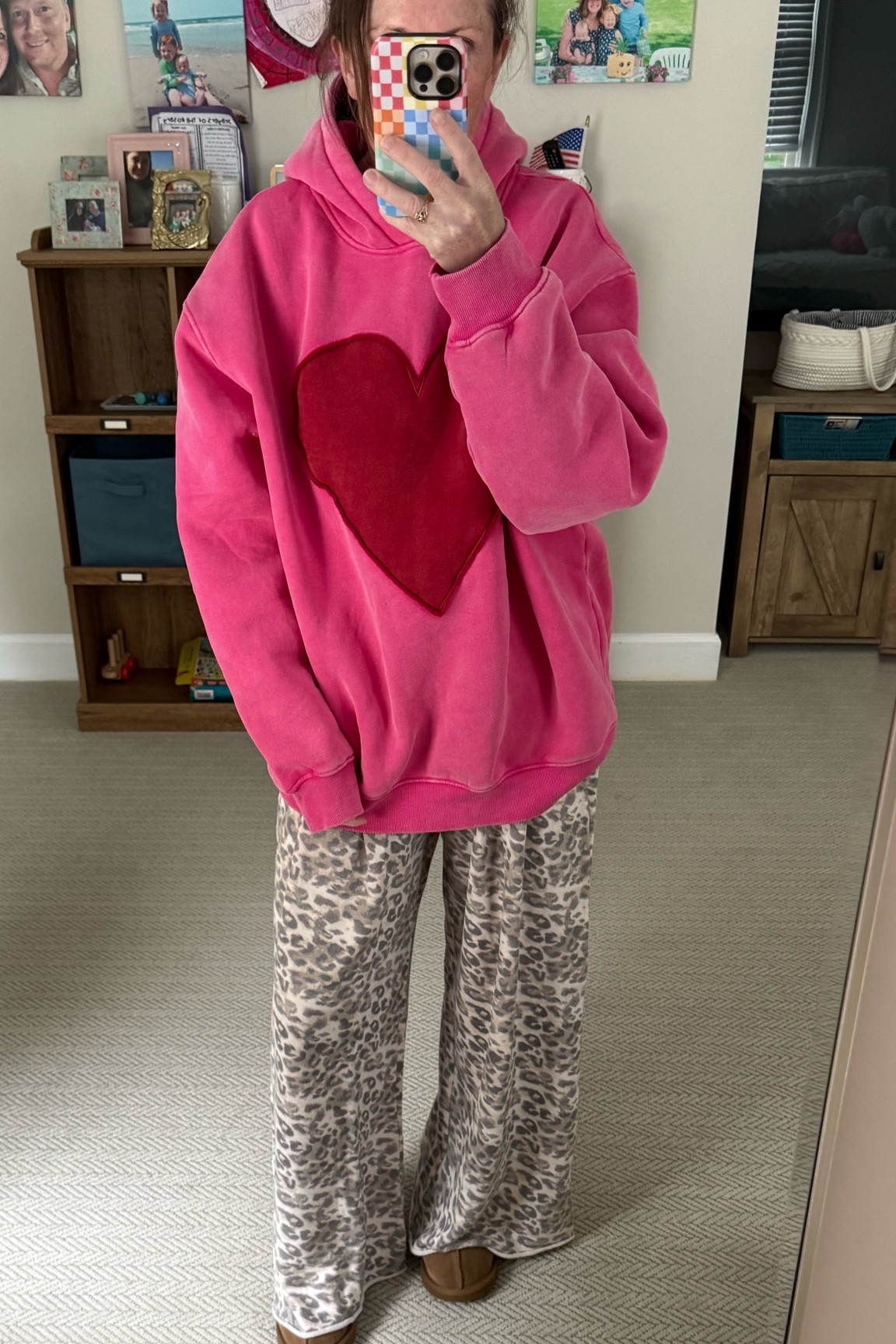 Oversized heart sweatshirt and leopard print trousers style
Sweat pants. Uggs 