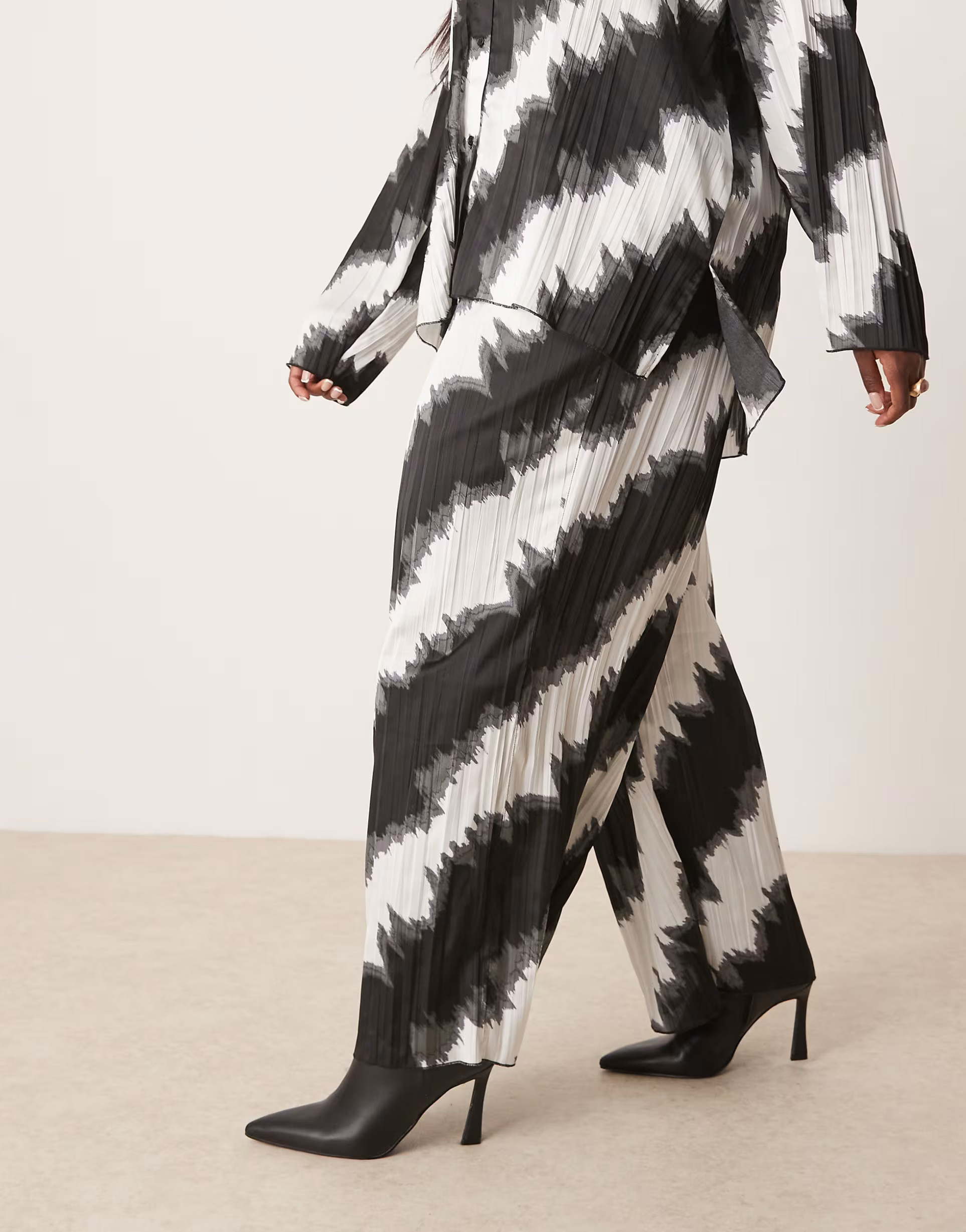 ASOS DESIGN Curve plisse wide leg pants in mono print - part of a set | ASOS (Global)