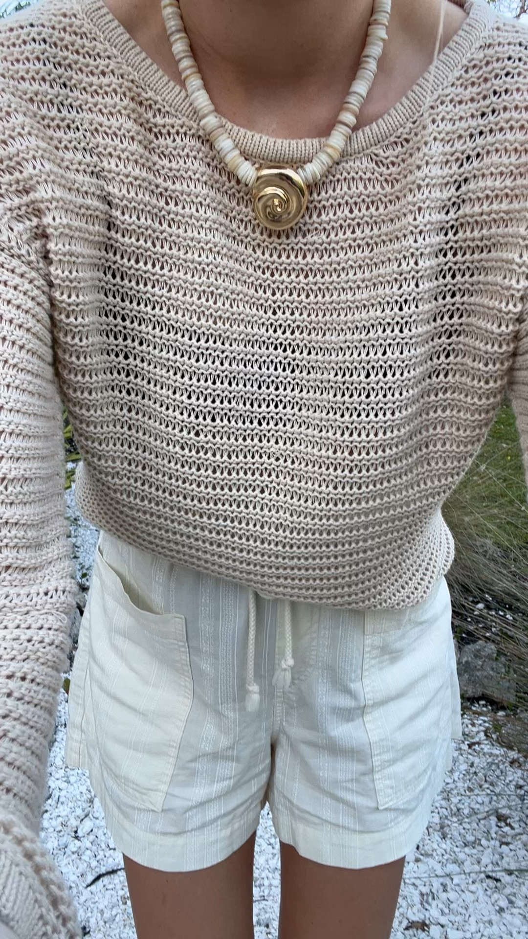 Beach fit: open knit sweater, draw string shorts