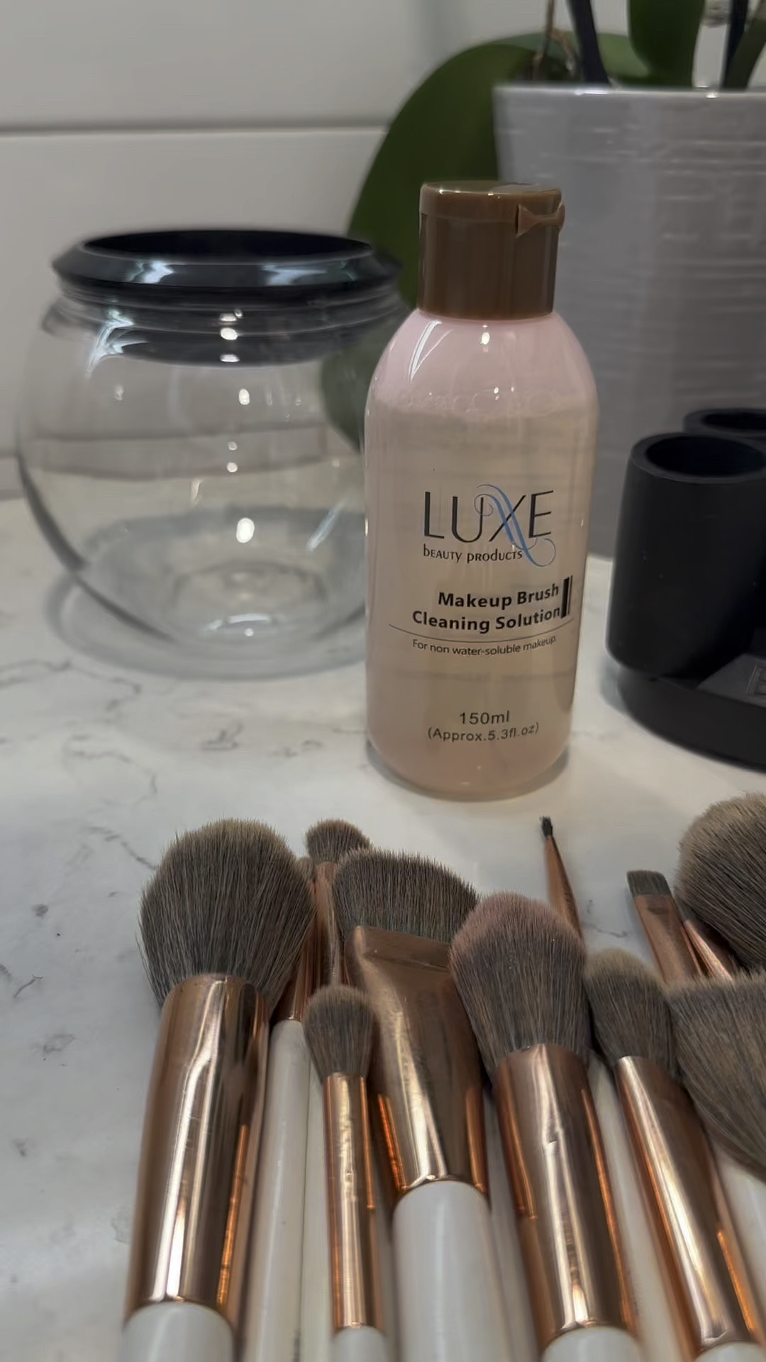 Hello again fluffy, clean brushes! Cleaning my makeup brushes consistently is so important to me and now it’s even more fun with this cleaner 🧼🫧👌🏼

#LTKbeauty