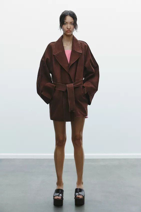 Oversized short trench coat made of 100% suede. Lapel collar and long sleeves with dropped should... | Zara US