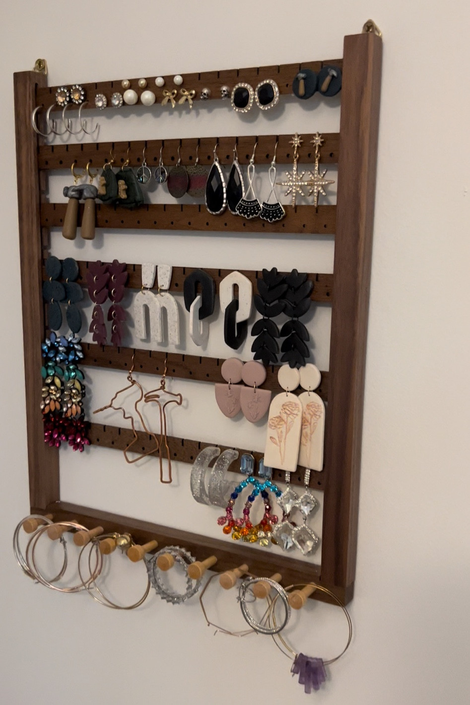 Jewelry organization for under $20, earring holder on Amazon, walnut finish 🤩 

#LTKhome #LTKFind #LTKunder50