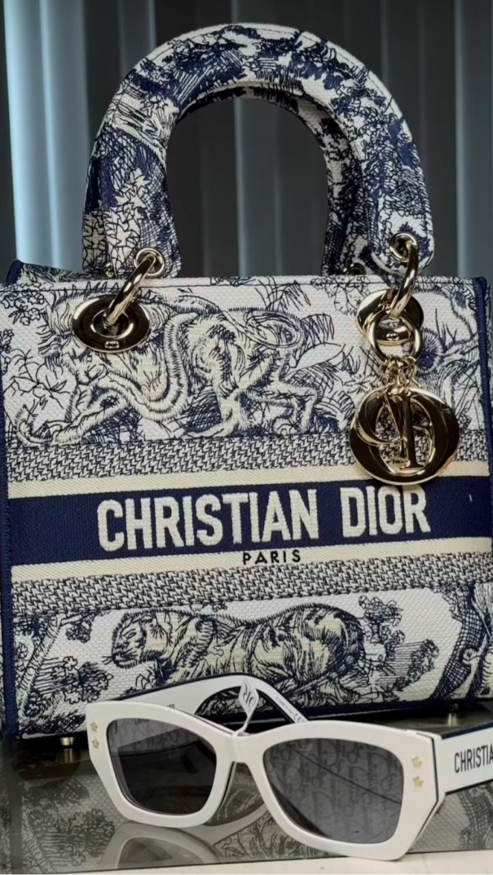 Unbox with me my new @dior sunnies 🥰😎

💙DiorPacific S2U monogram Sunglasses 
💙Medium Lady D-Lite bag

My set is almost complete 😍💙

#arielee #ariesafarii #dior #christiandior #accessories #unboxing #sunglasess #fashion #style #summer #ootd #eyewear #trendy #sunnies #love #shopping #shop #brand #designer #luxury #inspiration