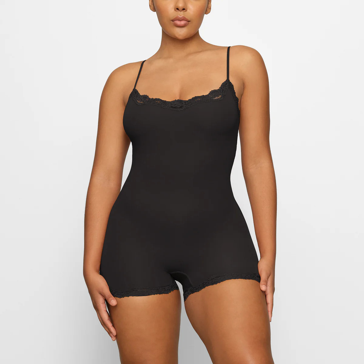 FITS EVERYBODY LACE ONESIE | ONYX | SKIMS (US)