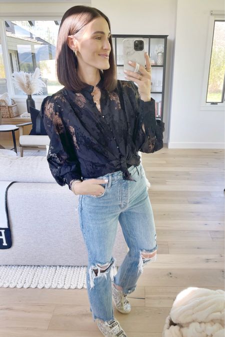 F A S H I O N \ mom jeans under $100 paired with a new pretty blouse! Great fall outfit 🙋🏻‍♀️

#LTKstyletip