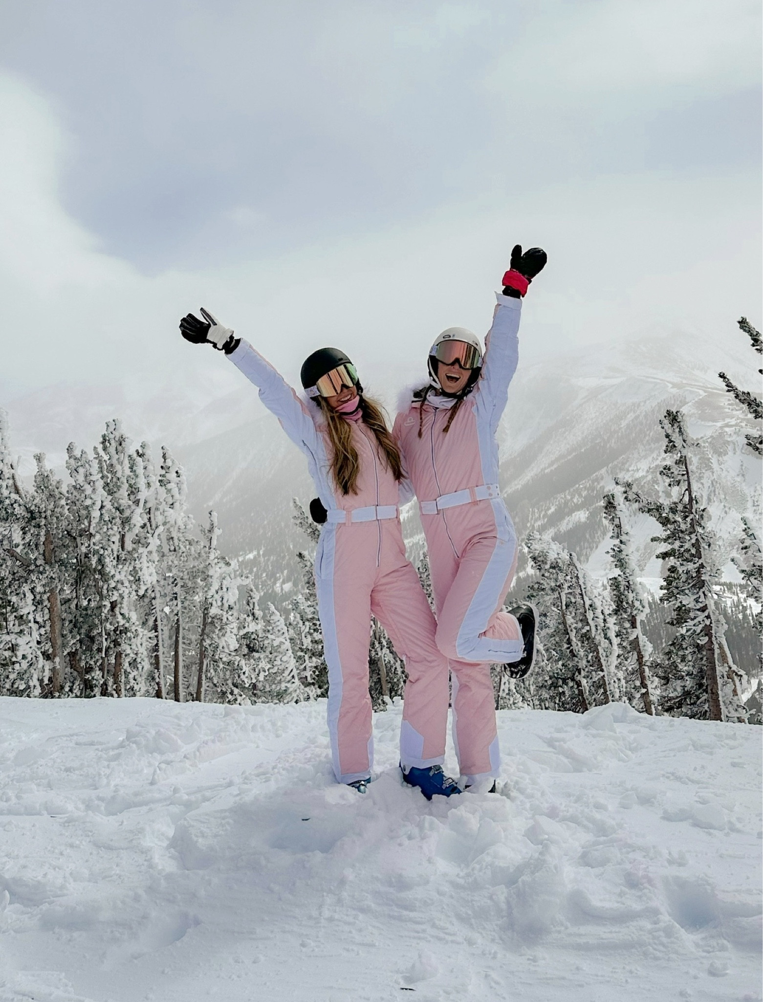 I love this snowsuit! The color is so cute and it was so comfy to snowboard in! I got so many questions about it also when I was wearing it! 
