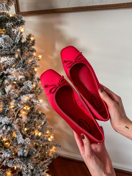 Red satin ballet flats from Walmart! 

Holiday shoes // holiday party shoes // Walmart fashion // red shoes 

#LTKfindsunder50 #LTKHoliday #LTKshoecrush