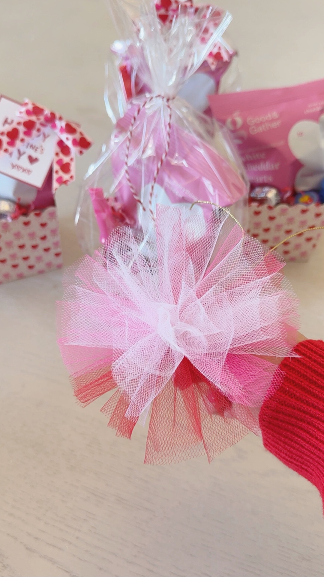  your bows never turn out like the ones in your head… this is your sign to try it this way 👀

This is my go-to trick for making those full, fluffy, perfectly shaped bows that make every gift feel extra pizzazzy—and it’s SO much easier than trying to tie them by hand.

I use this for everything… party favors, gift baskets, holiday gifts—literally anything that needs a little sparkle ✨

Smoosh, tie, cut, fluff… and you’re done 🎀